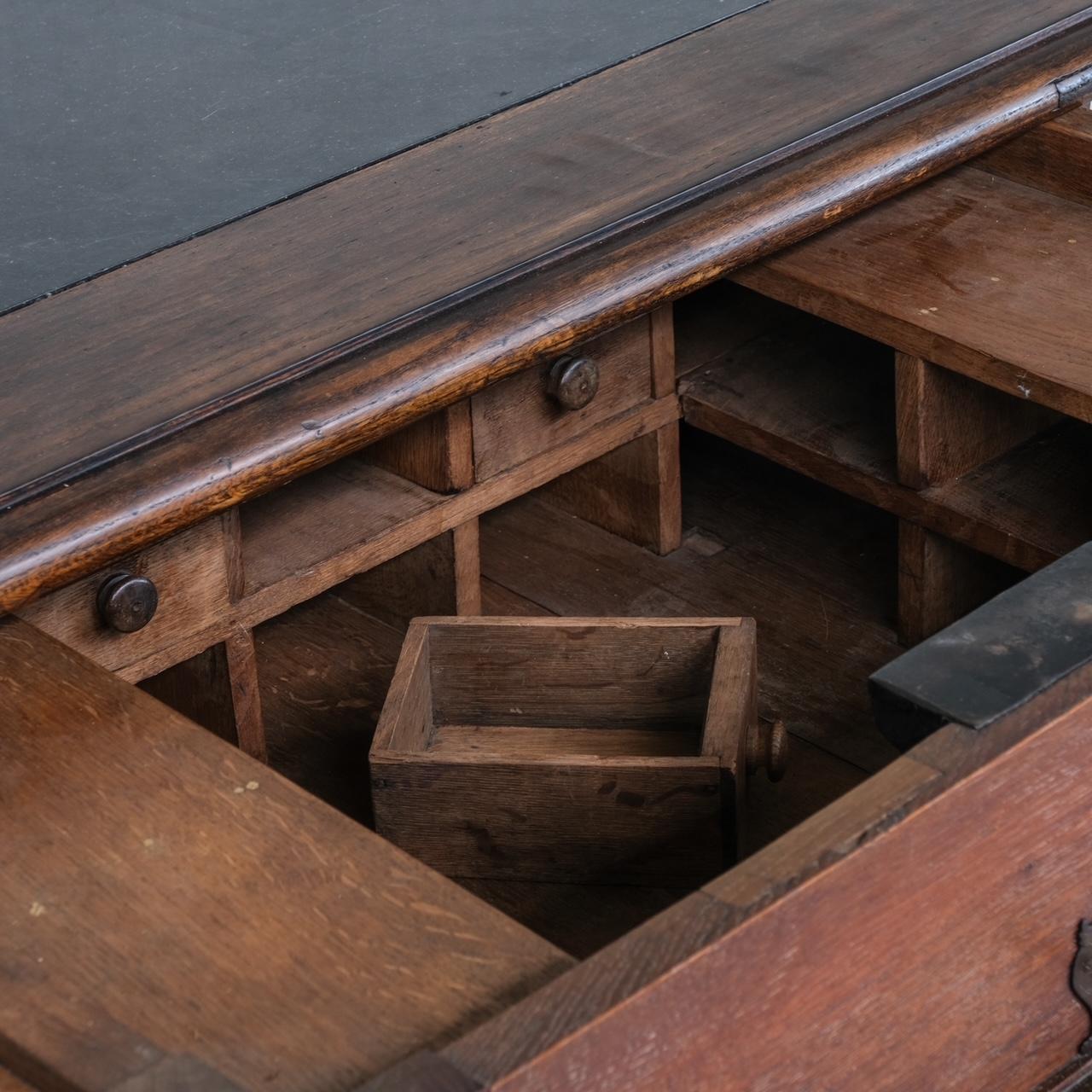 Antiker italienischer Geldwechsel-Schreibtisch mit versteckter Aufbewahrung im Zustand „Gut“ im Angebot in London, GB