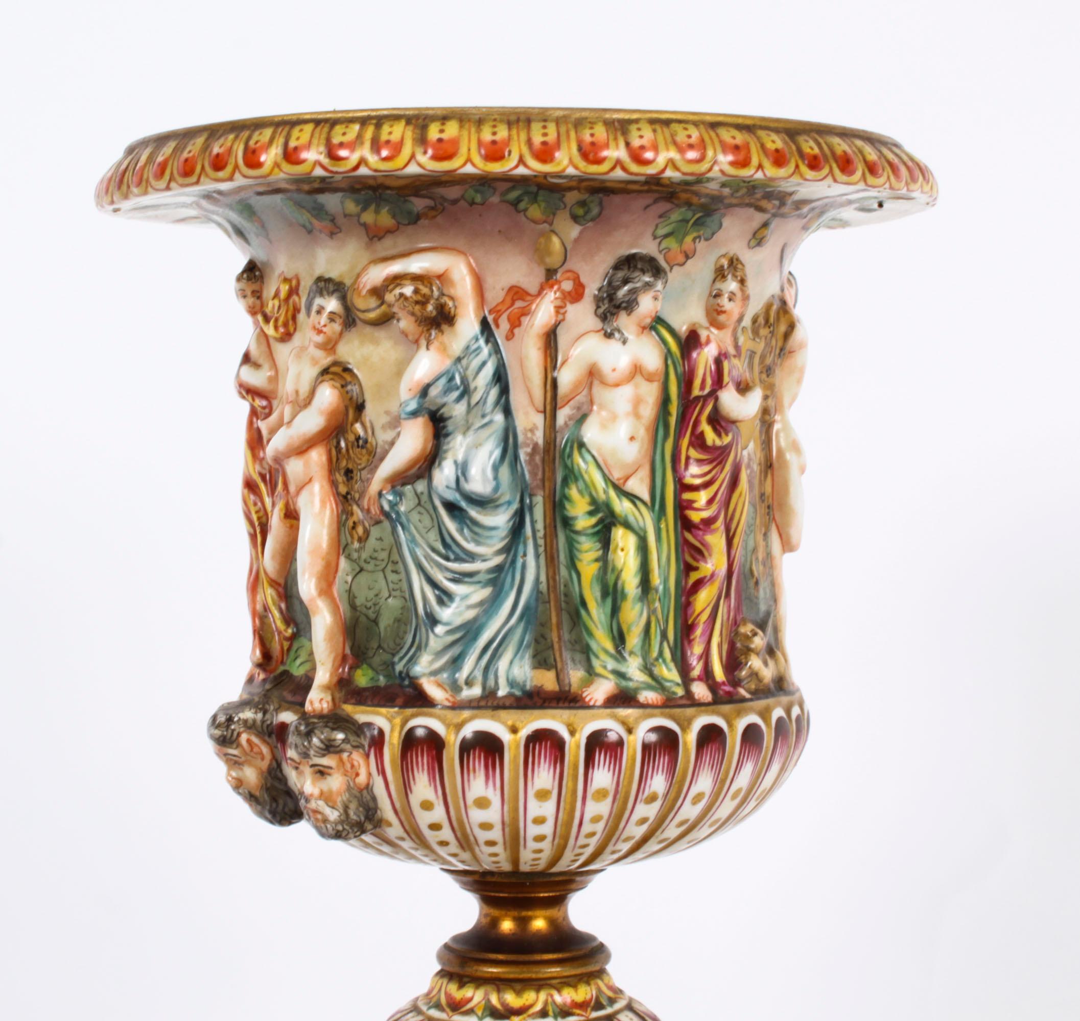 Fin du XIXe siècle Urne italienne ancienne de Naples Capodimonte du 19ème siècle en vente