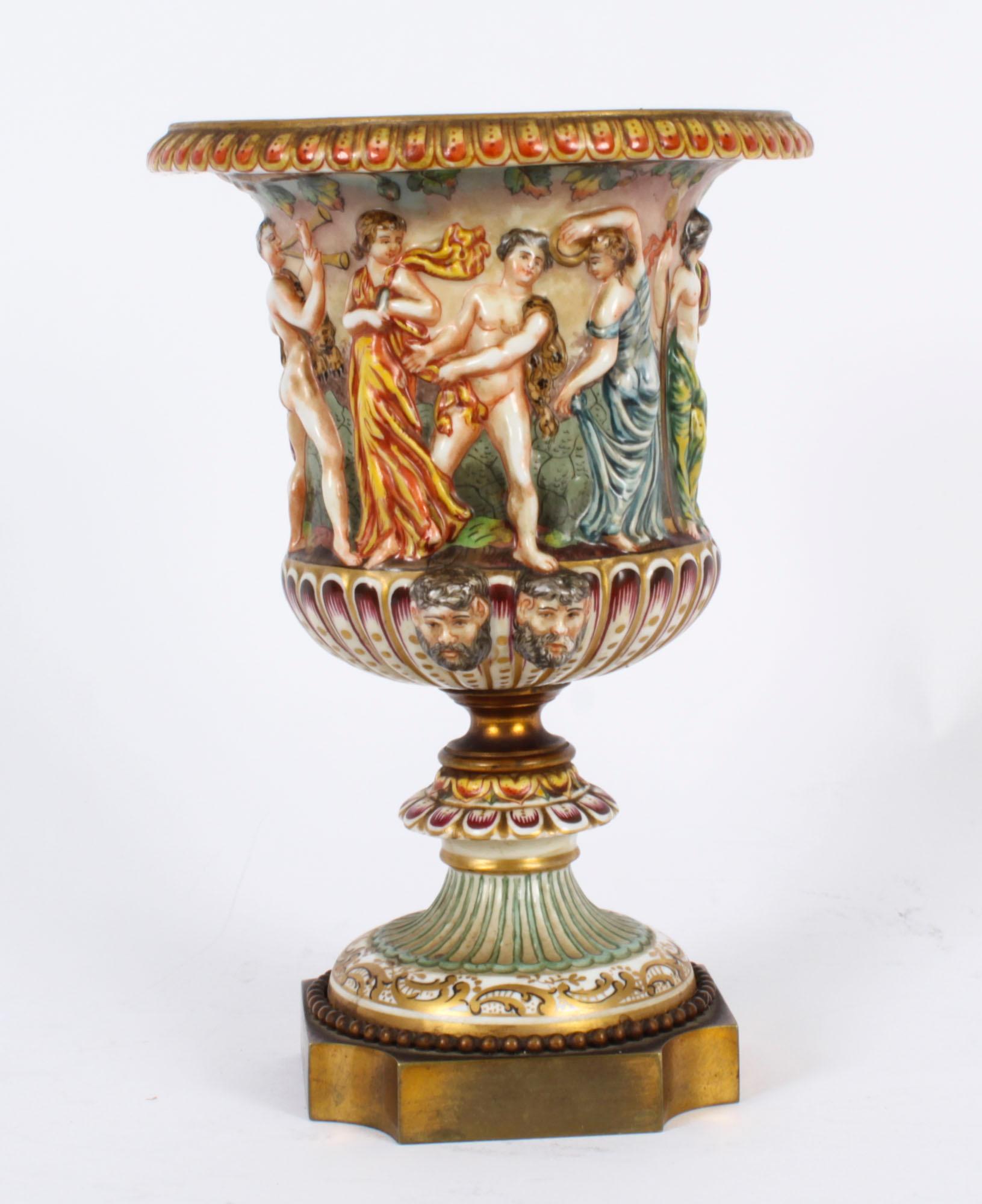 Porcelaine Urne italienne ancienne de Naples Capodimonte du 19ème siècle en vente