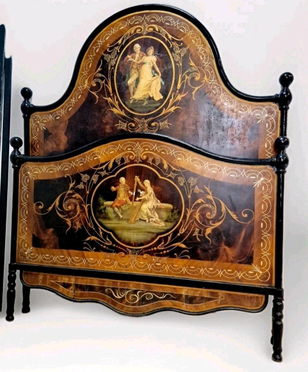 Esta antigua cama de matrimonio italiana de hierro Napoleón III es un complemento lujoso y elegante para cualquier dormitorio. Fabricada en hierro con intrincadas incrustaciones de escenas románticas, esta cama tiene un cabecero y un piecero altos,