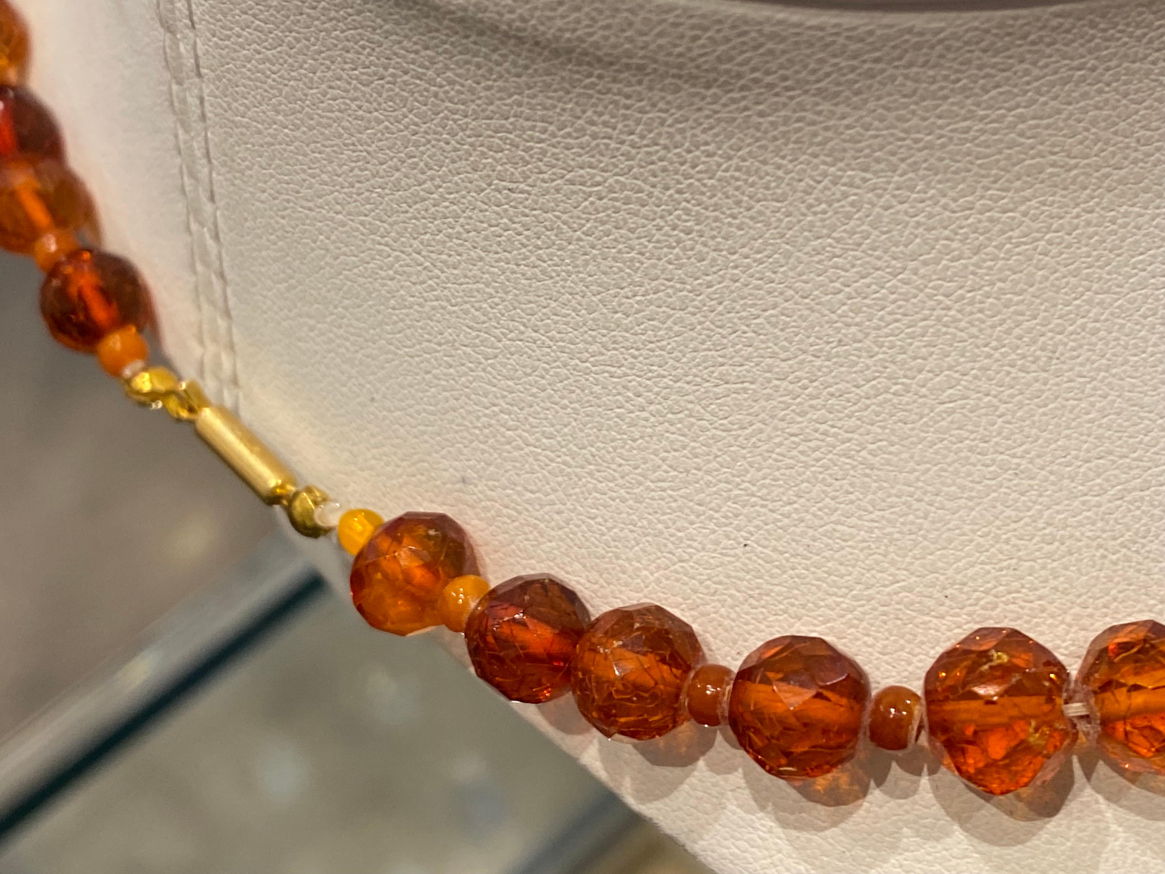 Collier et pendentif italien ancien en ambre naturelle, fermoir en or 9 carats, 49 cm de long. en vente 1