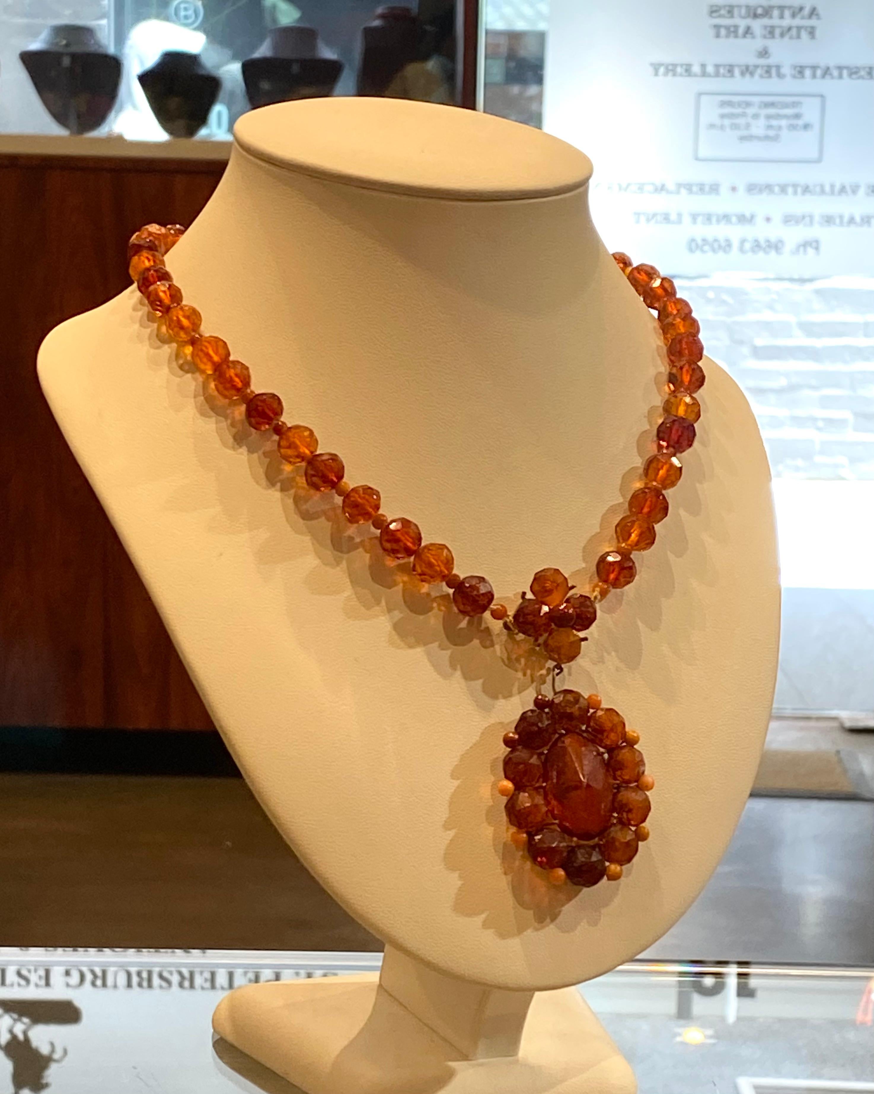Rétro Collier et pendentif italien ancien en ambre naturelle, fermoir en or 9 carats, 49 cm de long. en vente