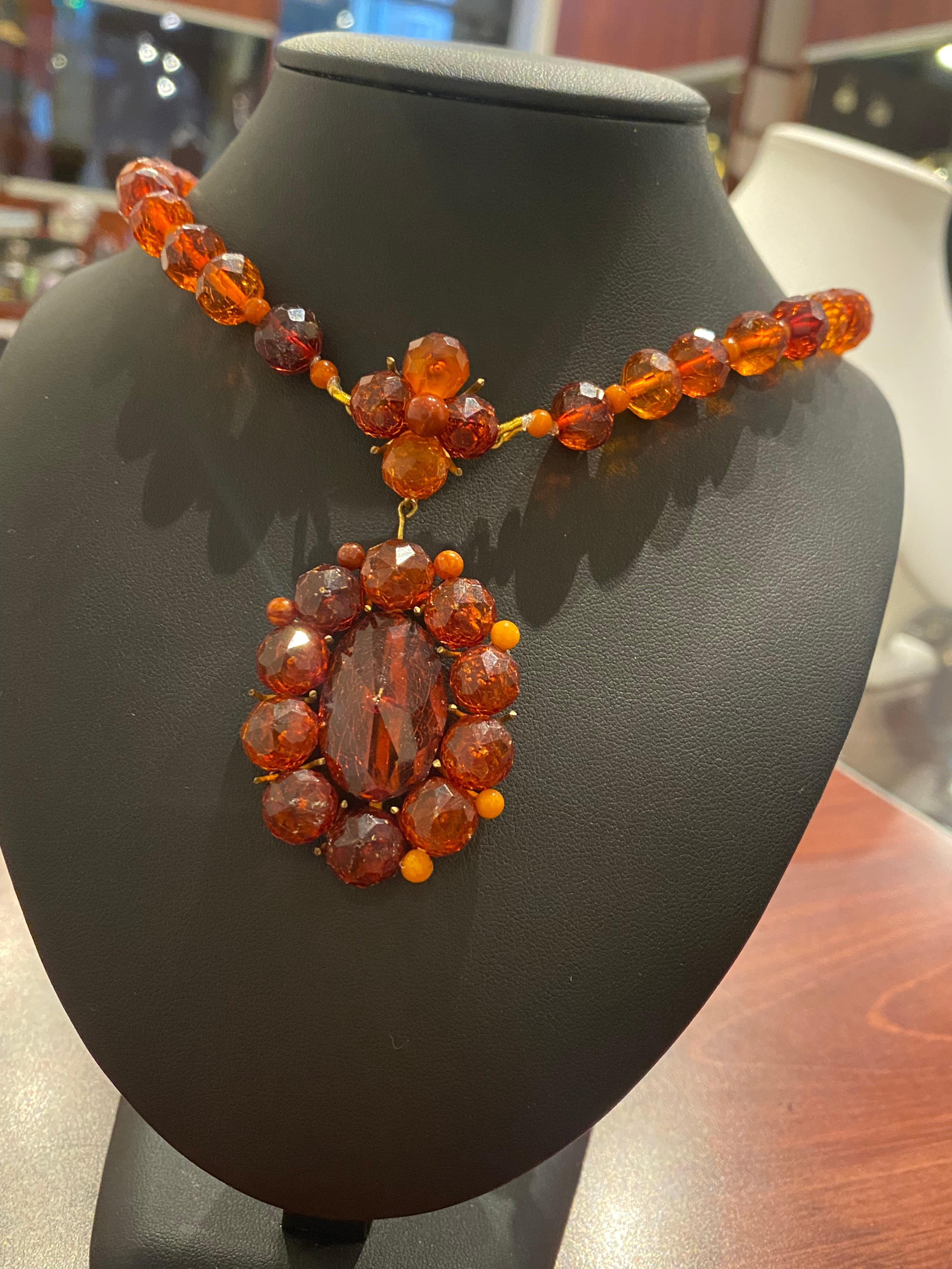 Antique Italian Natural Amber Necklace & Pendant, 9K Gold Clasp, 49cm long. In Excellent Condition For Sale In MELBOURNE, AU