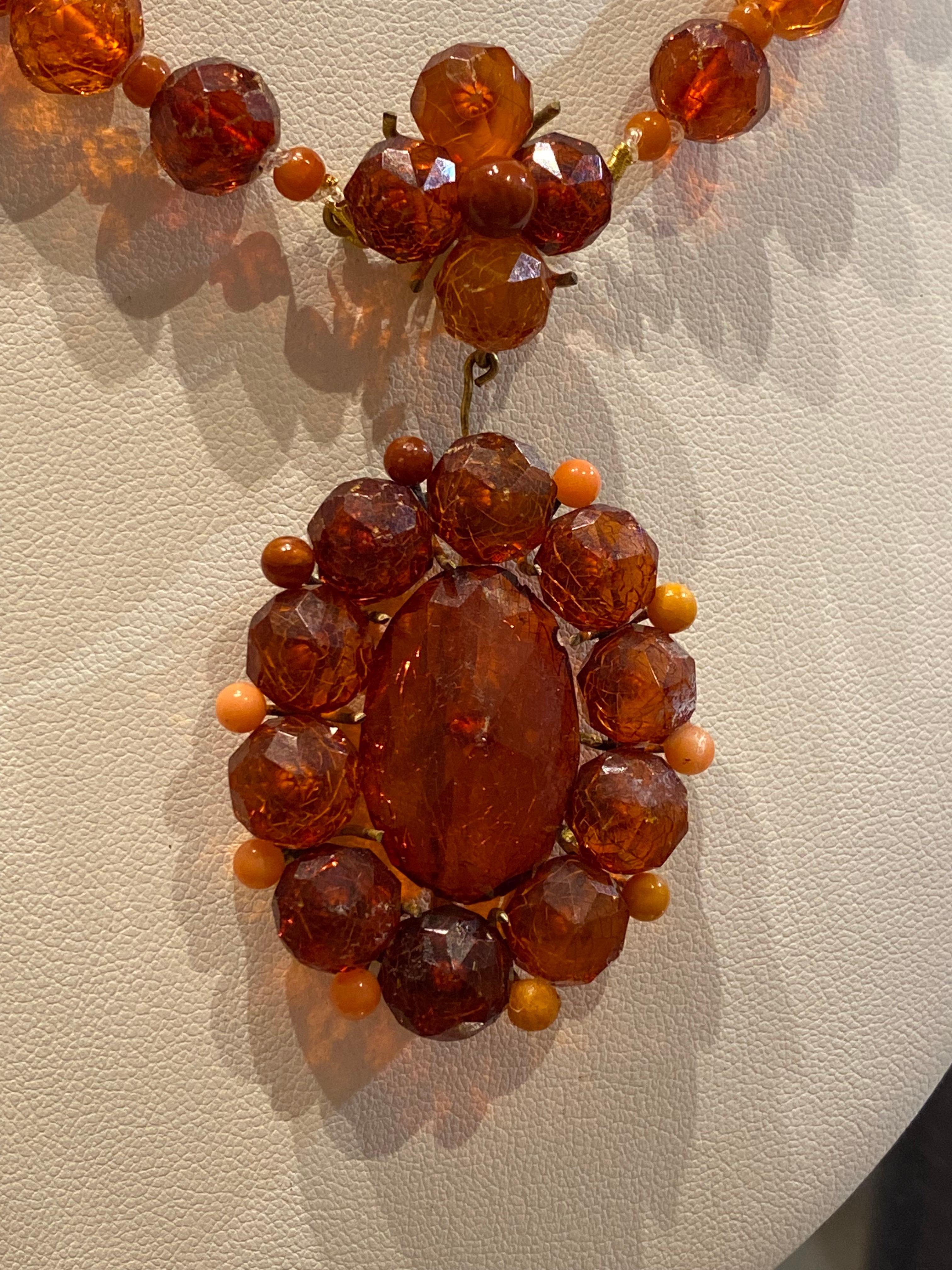 Collier et pendentif italien ancien en ambre naturelle, fermoir en or 9 carats, 49 cm de long. Pour femmes en vente