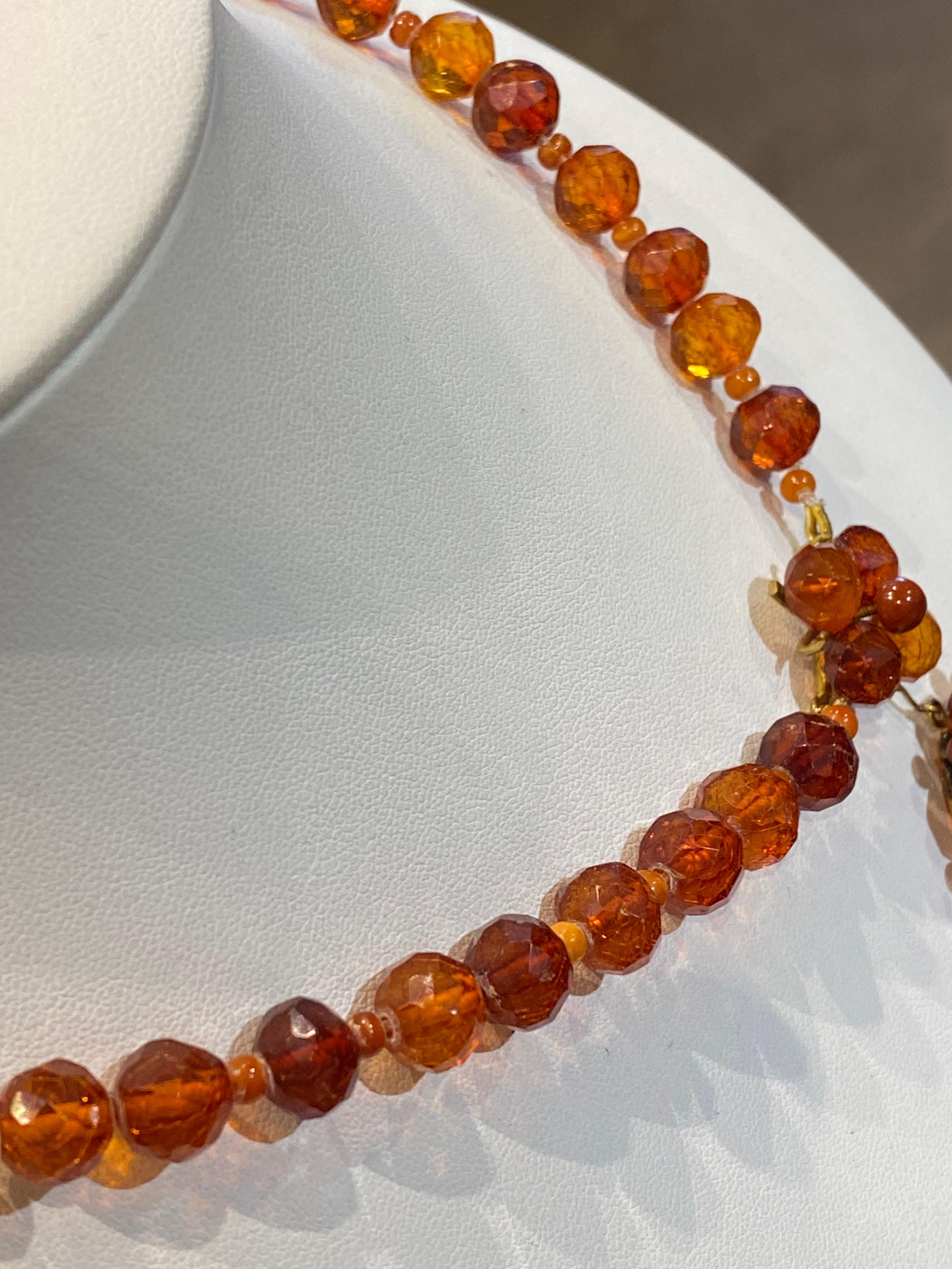 Collier et pendentif italien ancien en ambre naturelle, fermoir en or 9 carats, 49 cm de long. en vente 2