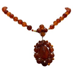 Collier et pendentif italien ancien en ambre naturelle, fermoir en or 9 carats, 49 cm de long.