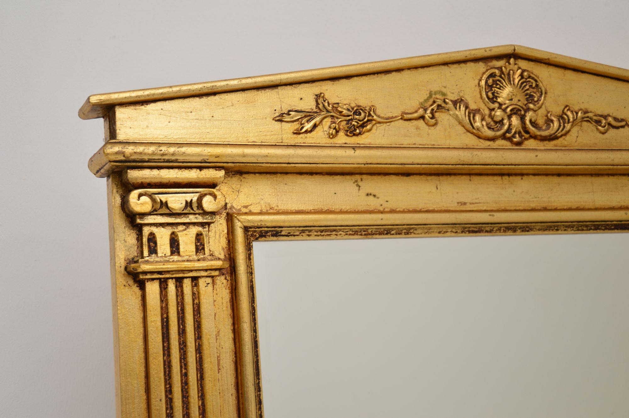 Néoclassique Miroir italien ancien néoclassique en bois doré en vente