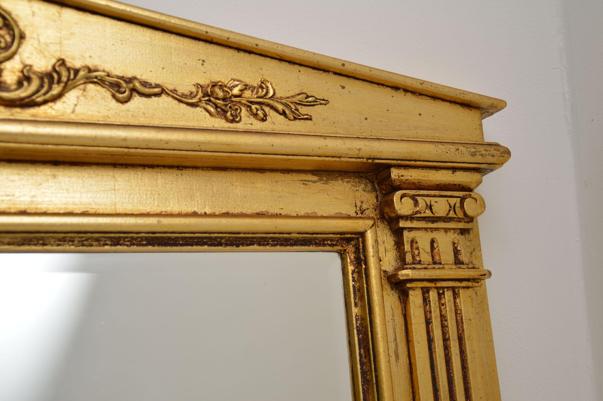 Milieu du XXe siècle Miroir italien ancien néoclassique en bois doré en vente