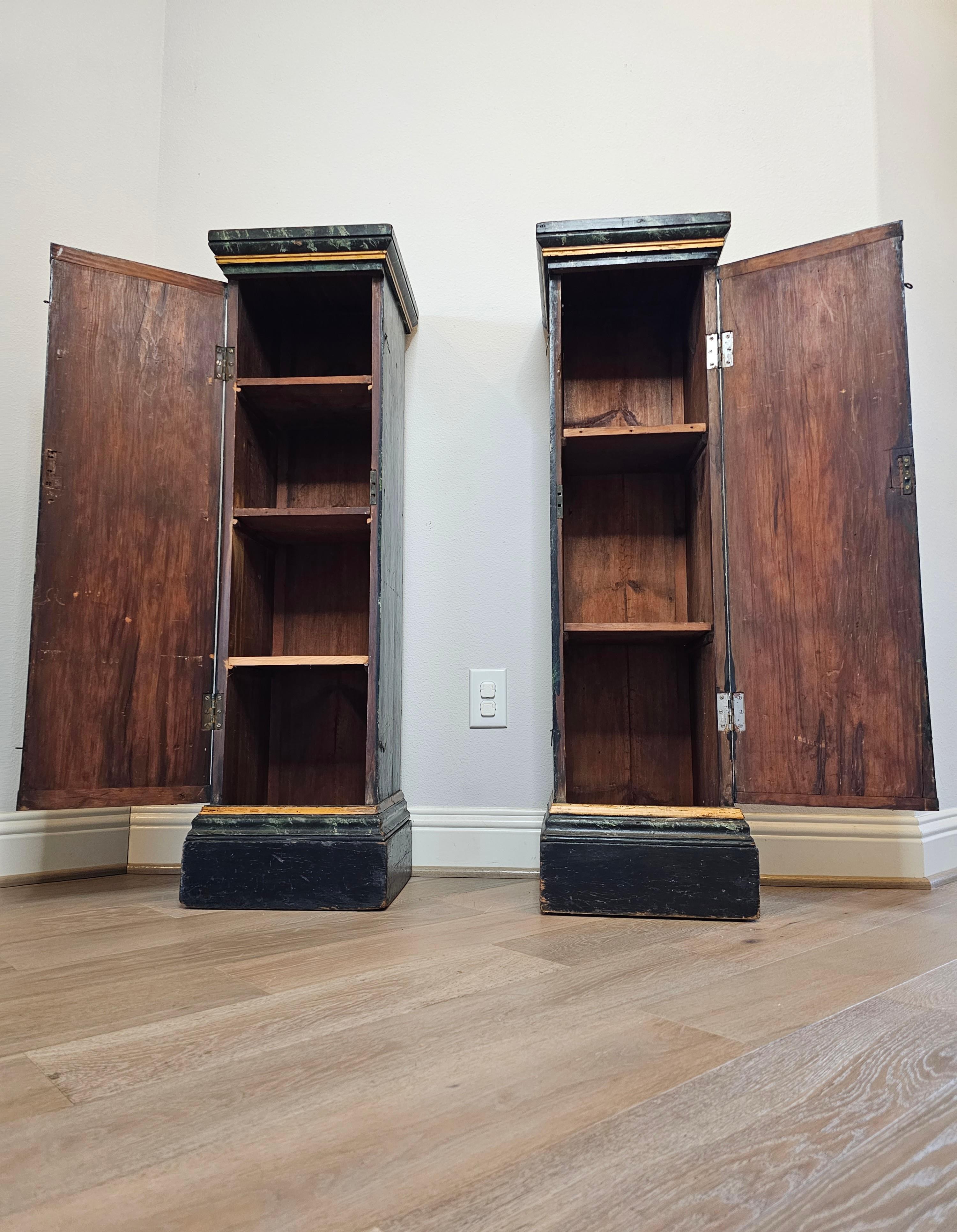 Paire d'anciens cabinets à piédestal en bois marbré de style italien néo-classique en vente 2
