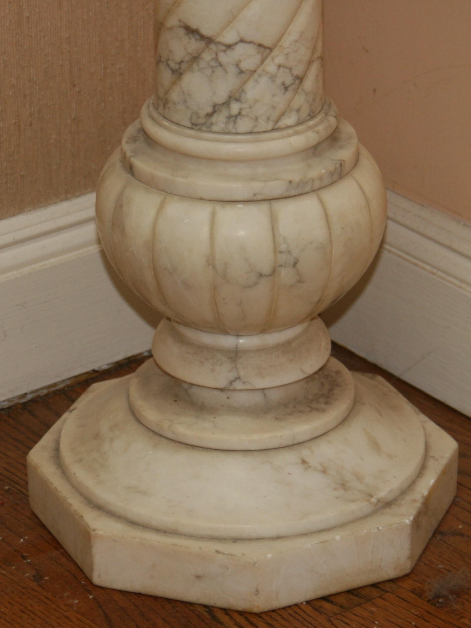 Antique Italian Neoclasical Alabaster Pedestal In Good Condition For Sale In Douglas Manor, NY
