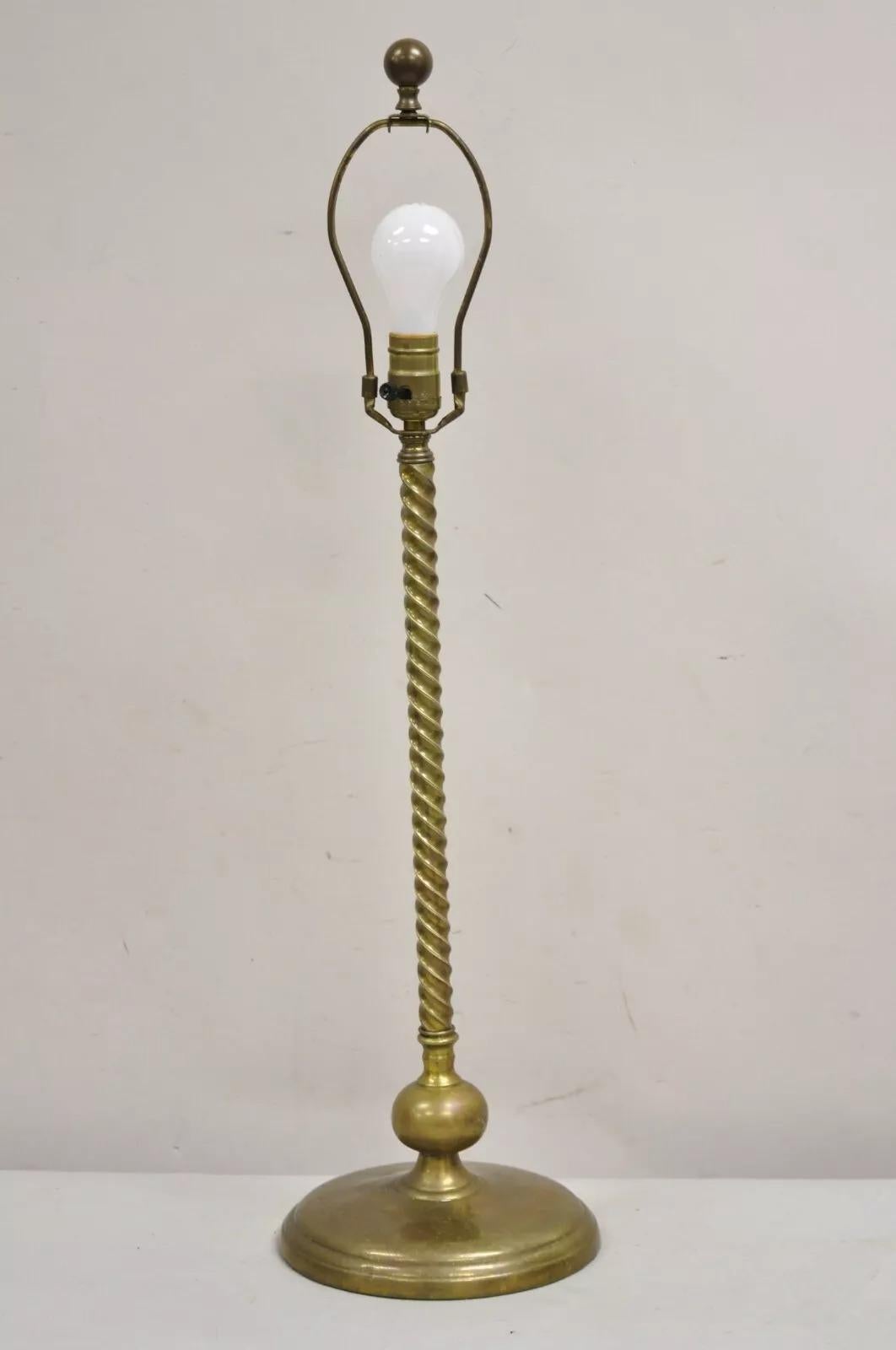 Antiguo candelabro italiano neoclásico de latón con columna en espiral en venta 3
