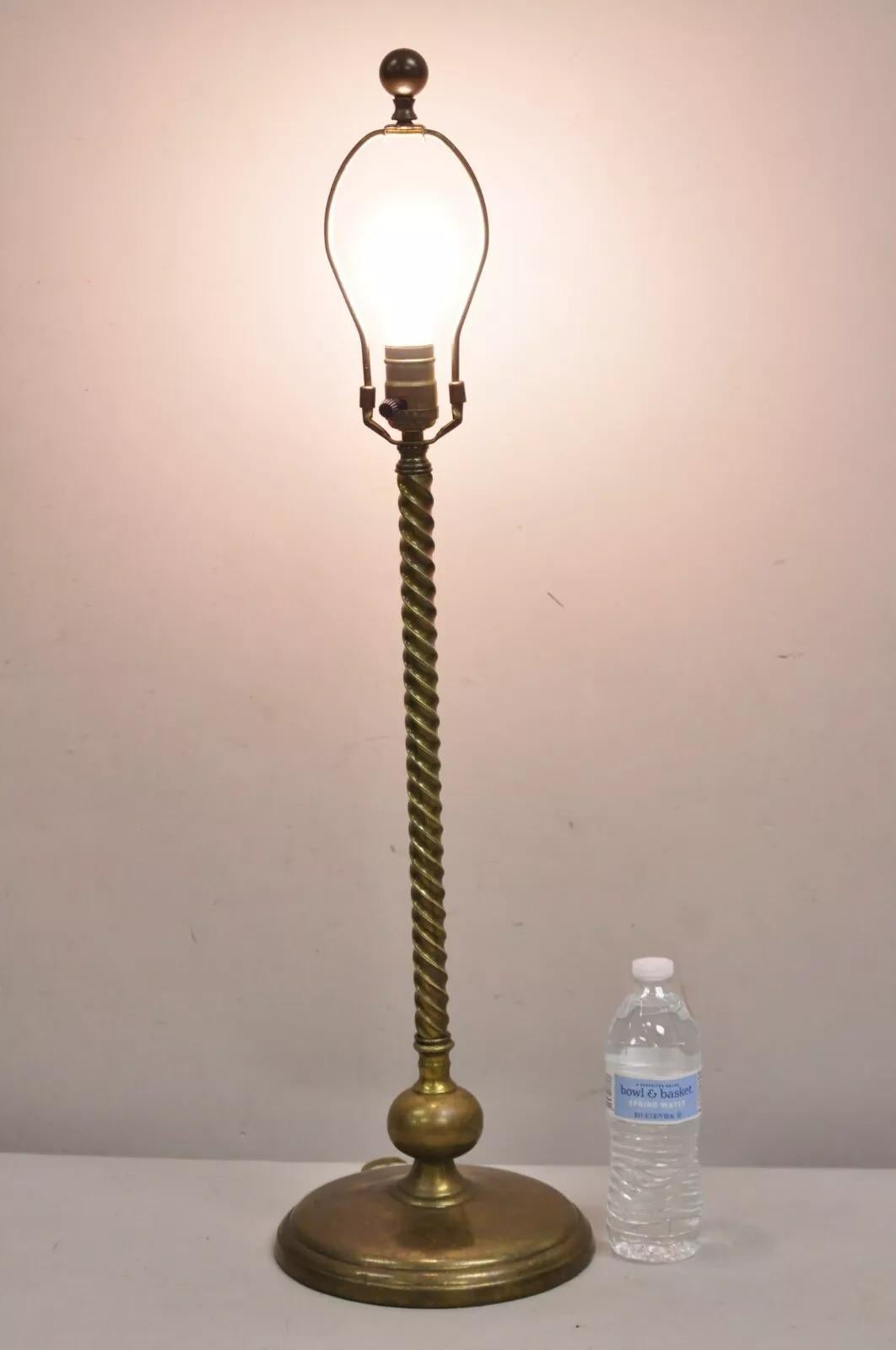 Antiguo candelabro italiano neoclásico de latón con columna en espiral. Principios del siglo XX. Medidas: 32