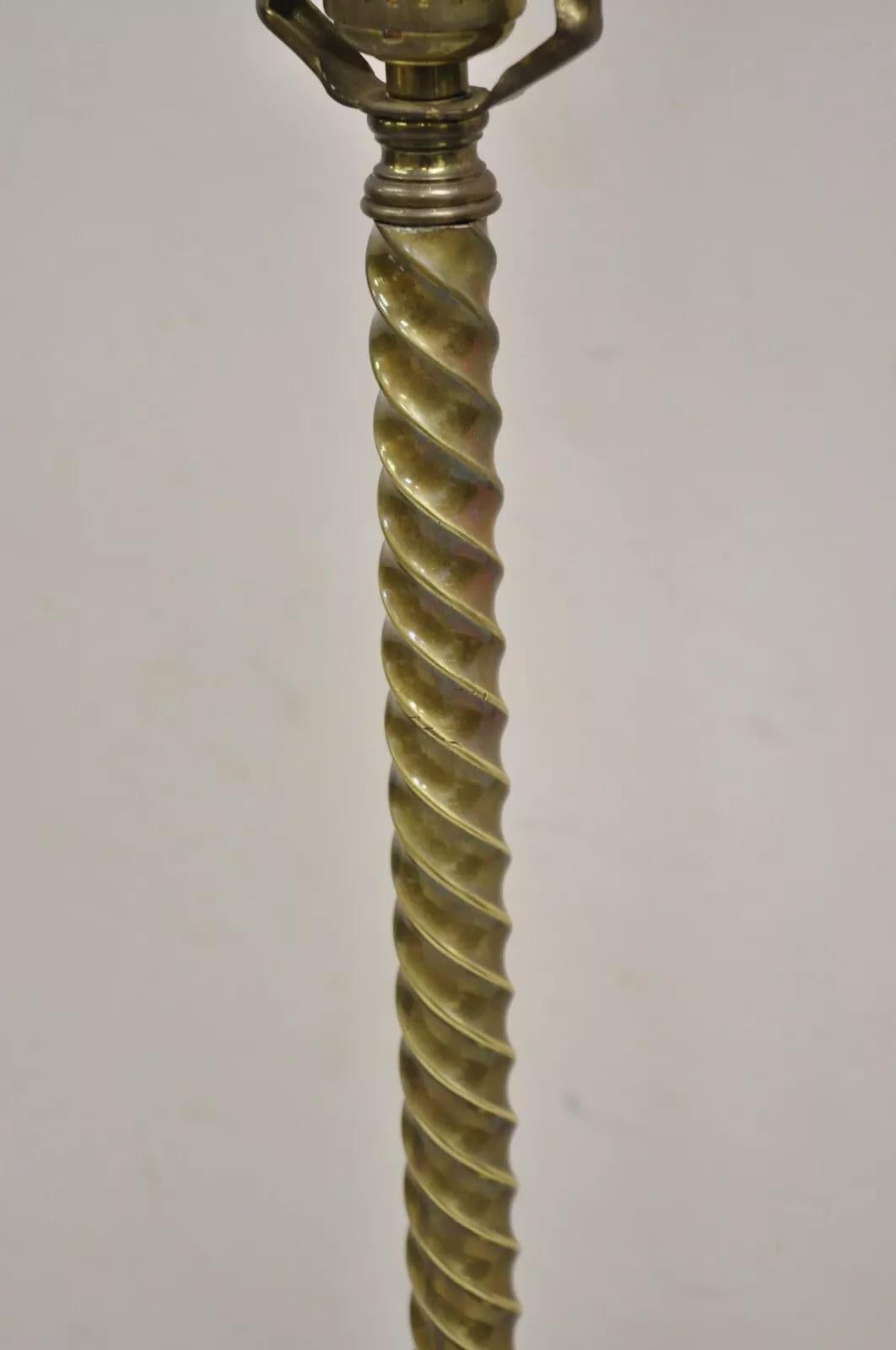 Antiguo candelabro italiano neoclásico de latón con columna en espiral Neoclásico en venta