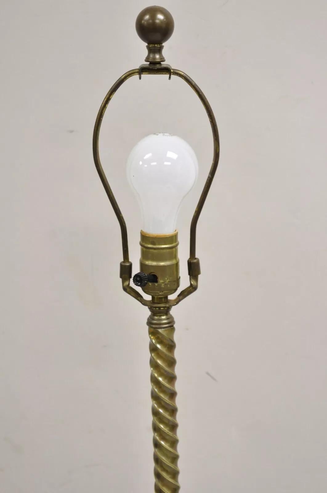 Antiguo candelabro italiano neoclásico de latón con columna en espiral Desconocido en venta