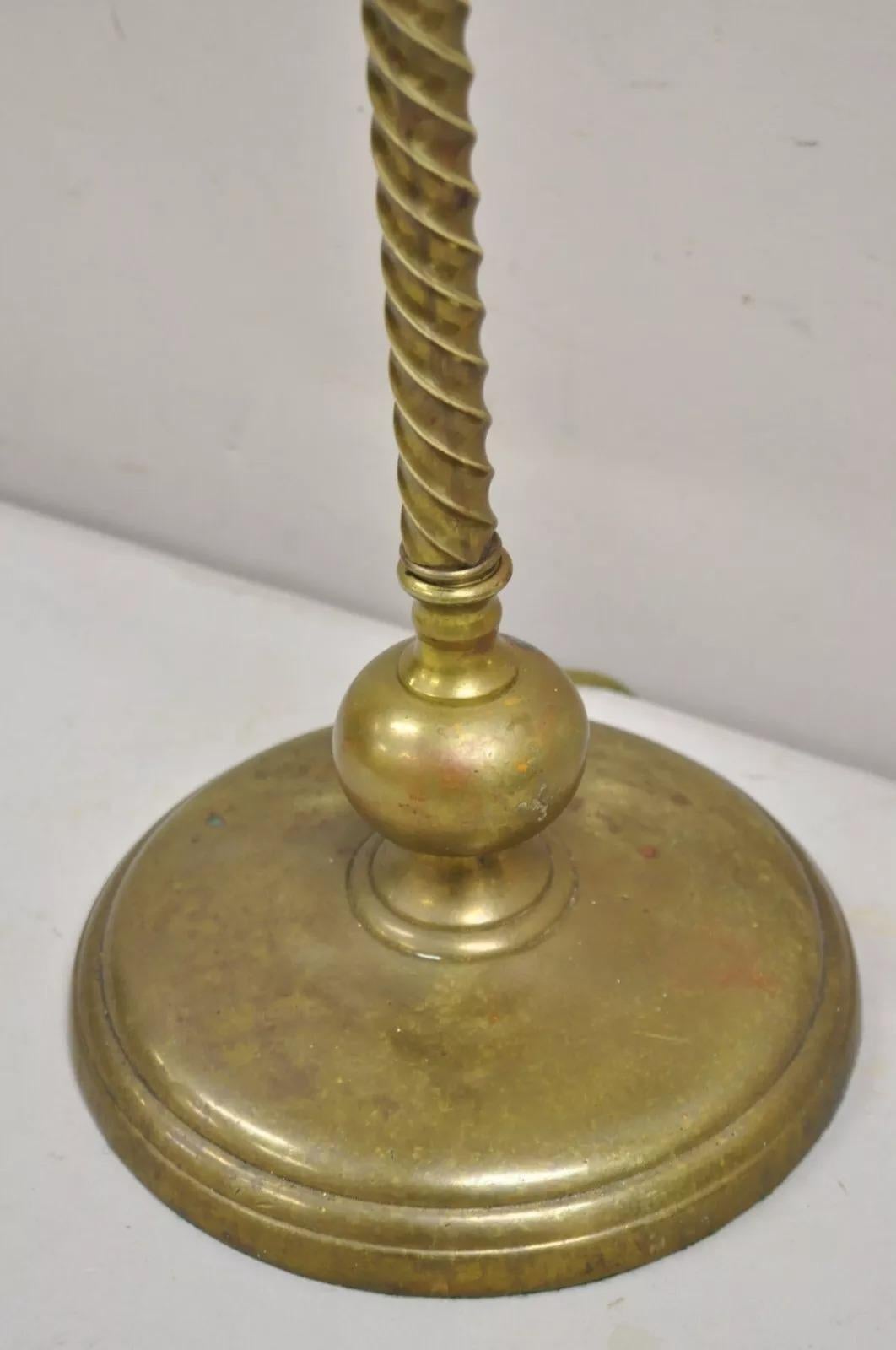 Antiguo candelabro italiano neoclásico de latón con columna en espiral en Bueno estado para la venta en Philadelphia, PA