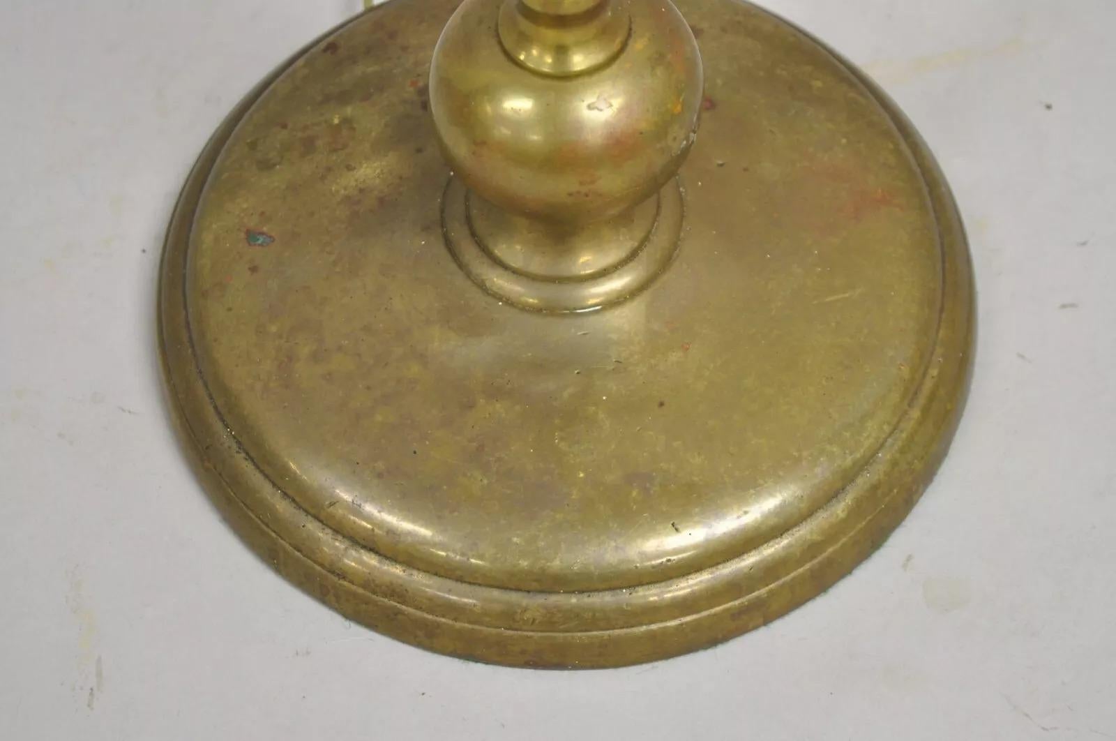 Antiguo candelabro italiano neoclásico de latón con columna en espiral siglo XX en venta