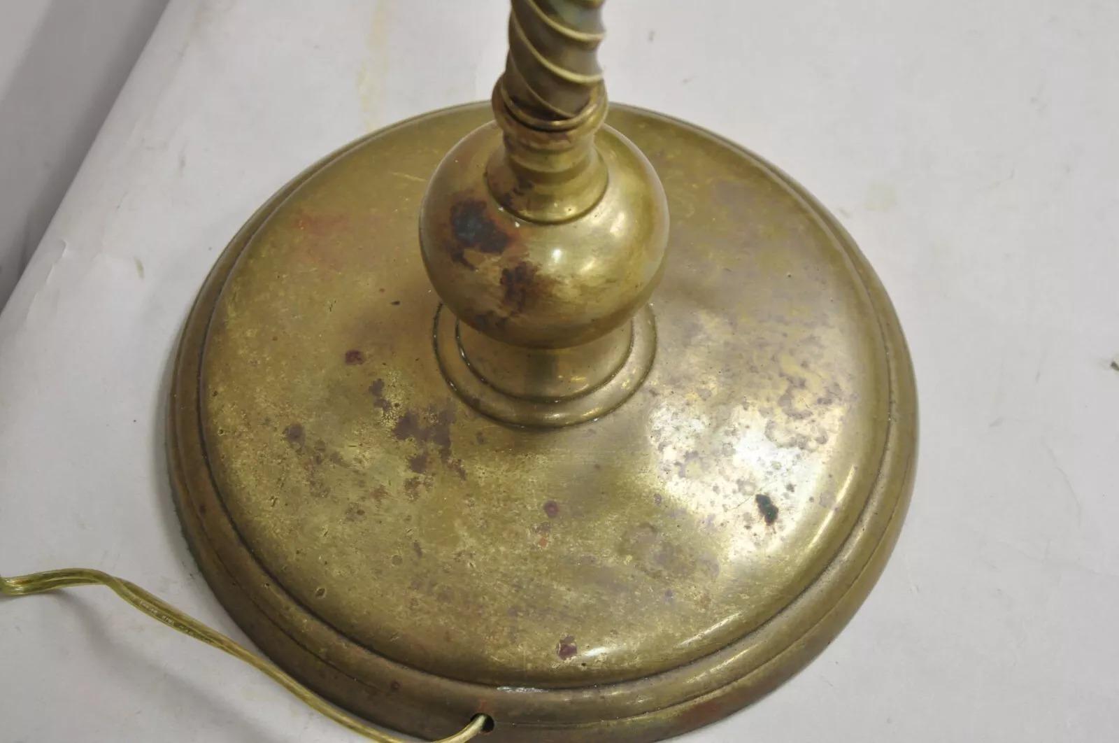 Antiguo candelabro italiano neoclásico de latón con columna en espiral Latón en venta