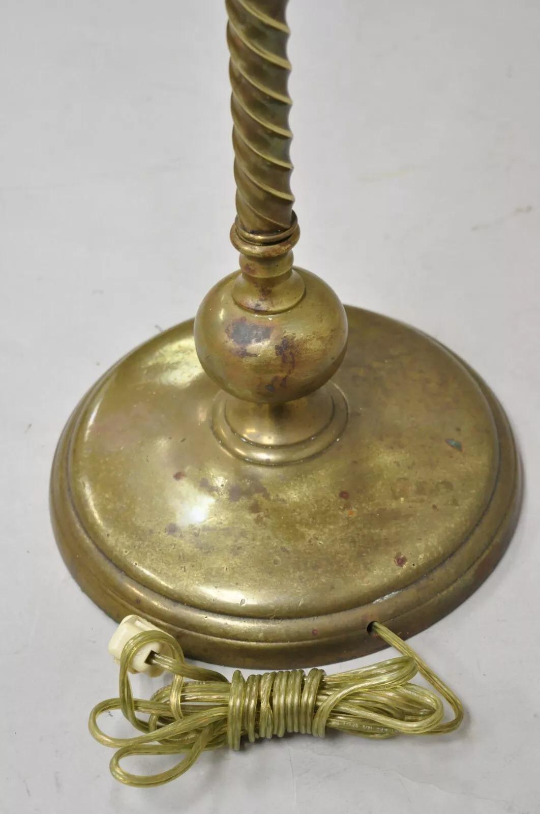 Antiguo candelabro italiano neoclásico de latón con columna en espiral en venta 1