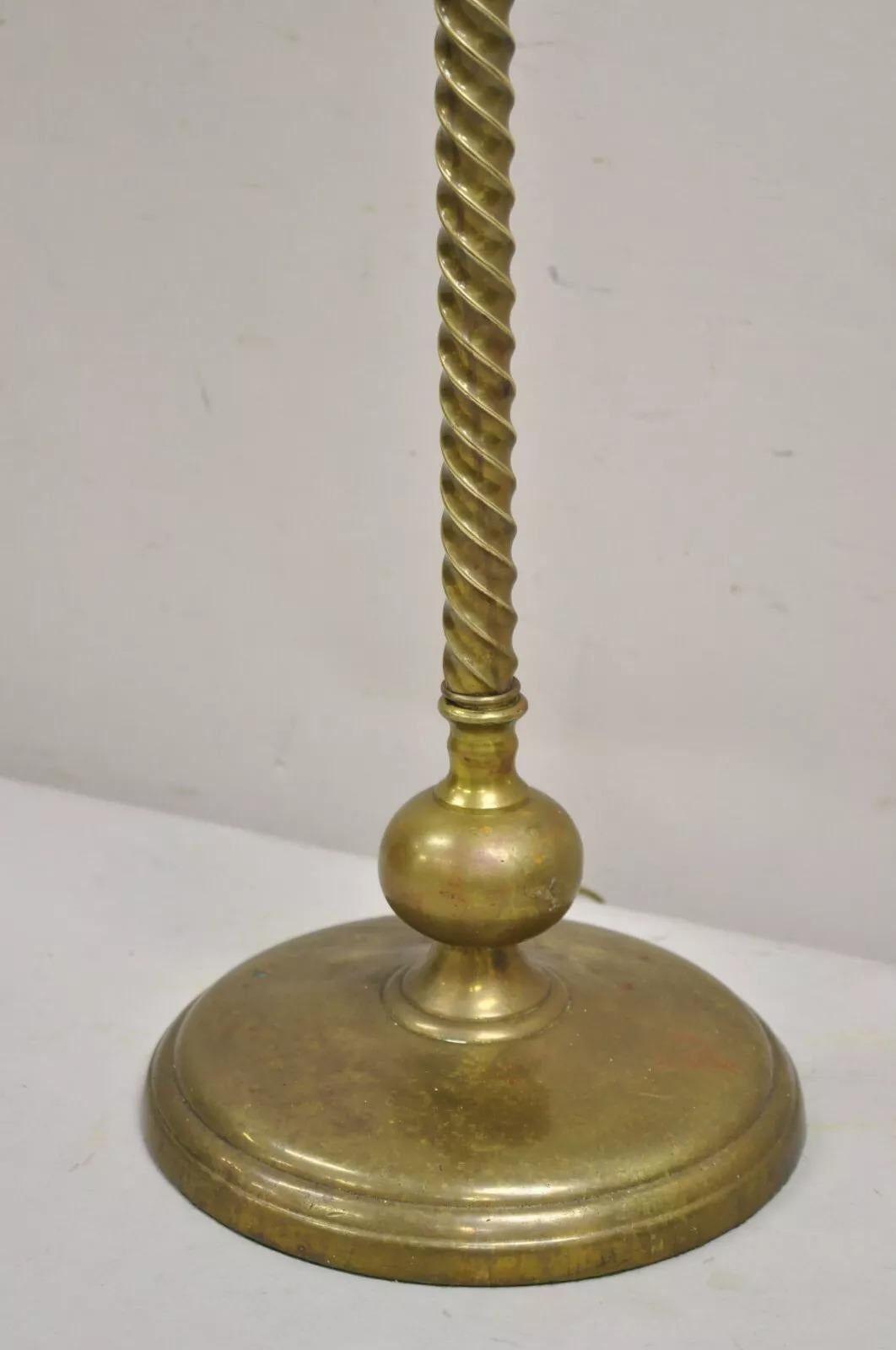 Antiguo candelabro italiano neoclásico de latón con columna en espiral en venta 2