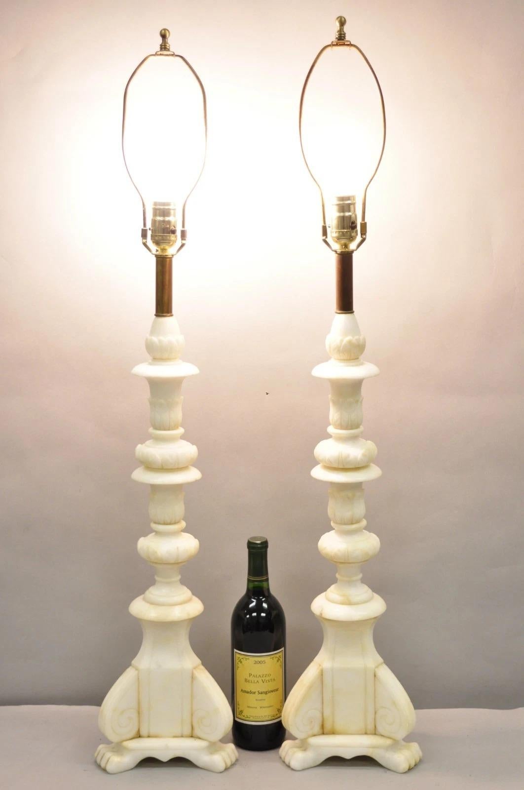Ancienne paire de lampes de table à colonne en marbre d'albâtre sculpté de style néoclassique italien. Circa Early 20th Century. Dimensions : 37,5