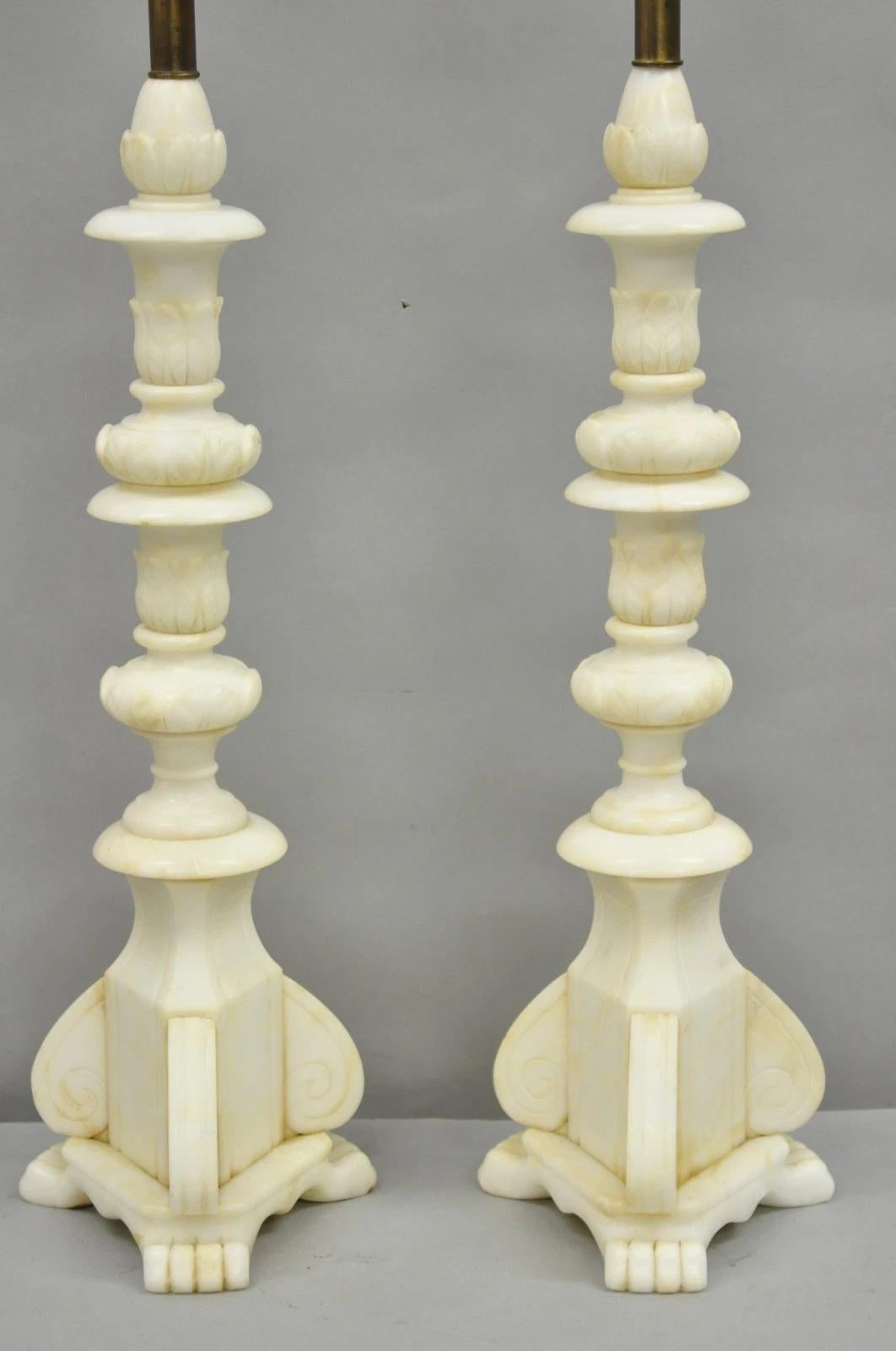 Néoclassique Paire de lampes de table à colonne en marbre d'albâtre sculpté de style néoclassique italien ancien en vente