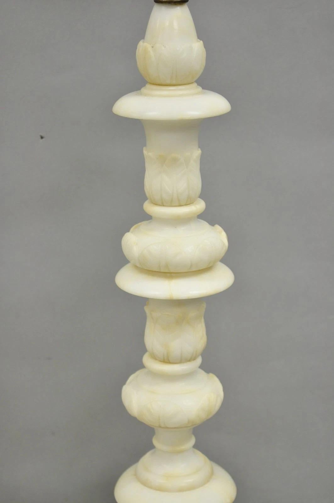 Inconnu Paire de lampes de table à colonne en marbre d'albâtre sculpté de style néoclassique italien ancien en vente
