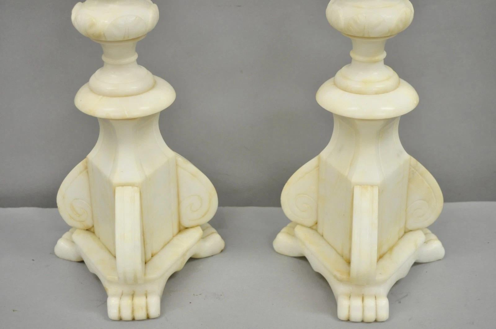 Paire de lampes de table à colonne en marbre d'albâtre sculpté de style néoclassique italien ancien Bon état - En vente à Philadelphia, PA