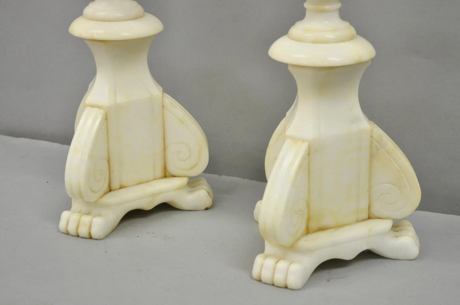20ième siècle Paire de lampes de table à colonne en marbre d'albâtre sculpté de style néoclassique italien ancien en vente