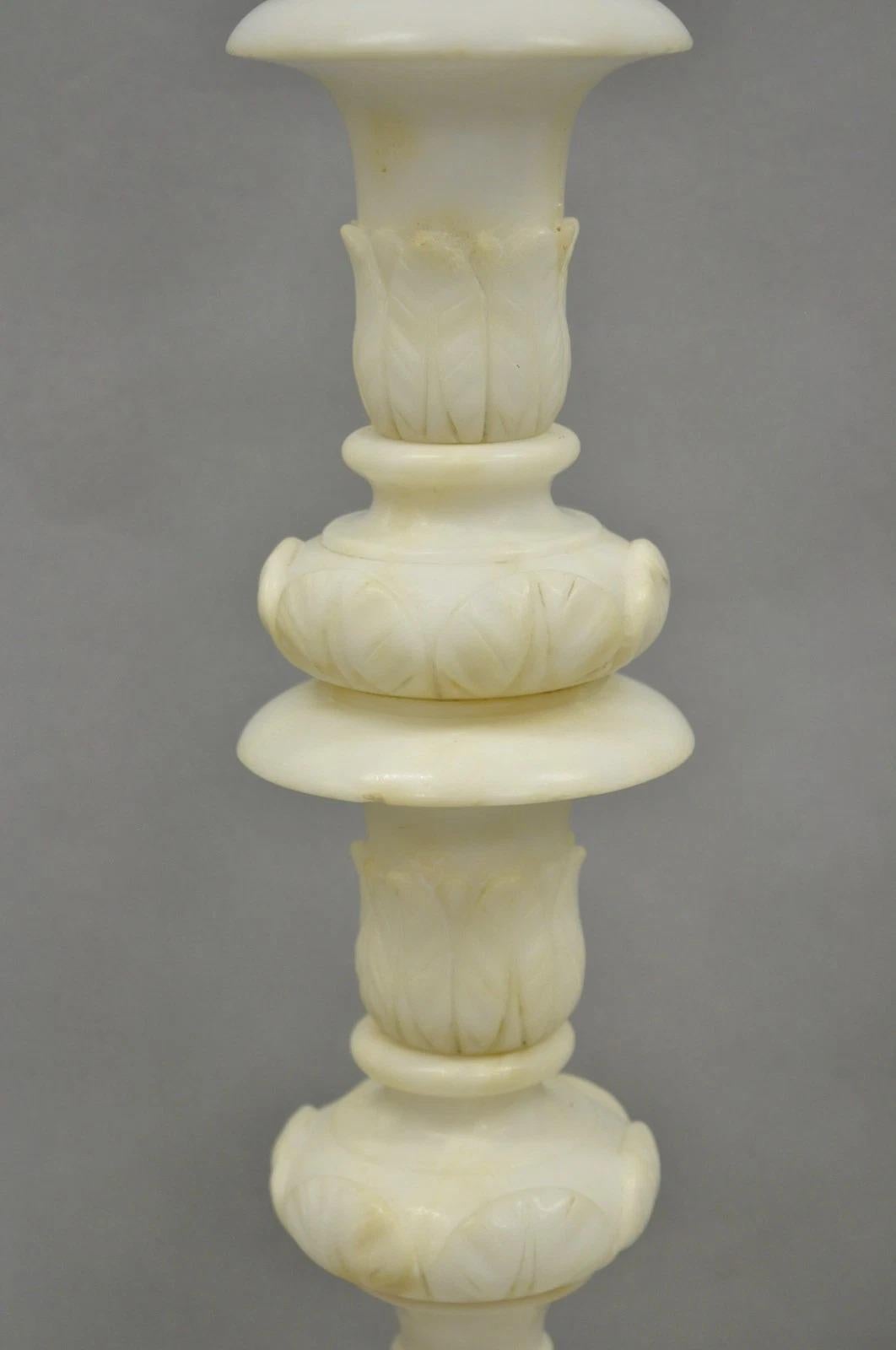 Albâtre Paire de lampes de table à colonne en marbre d'albâtre sculpté de style néoclassique italien ancien en vente