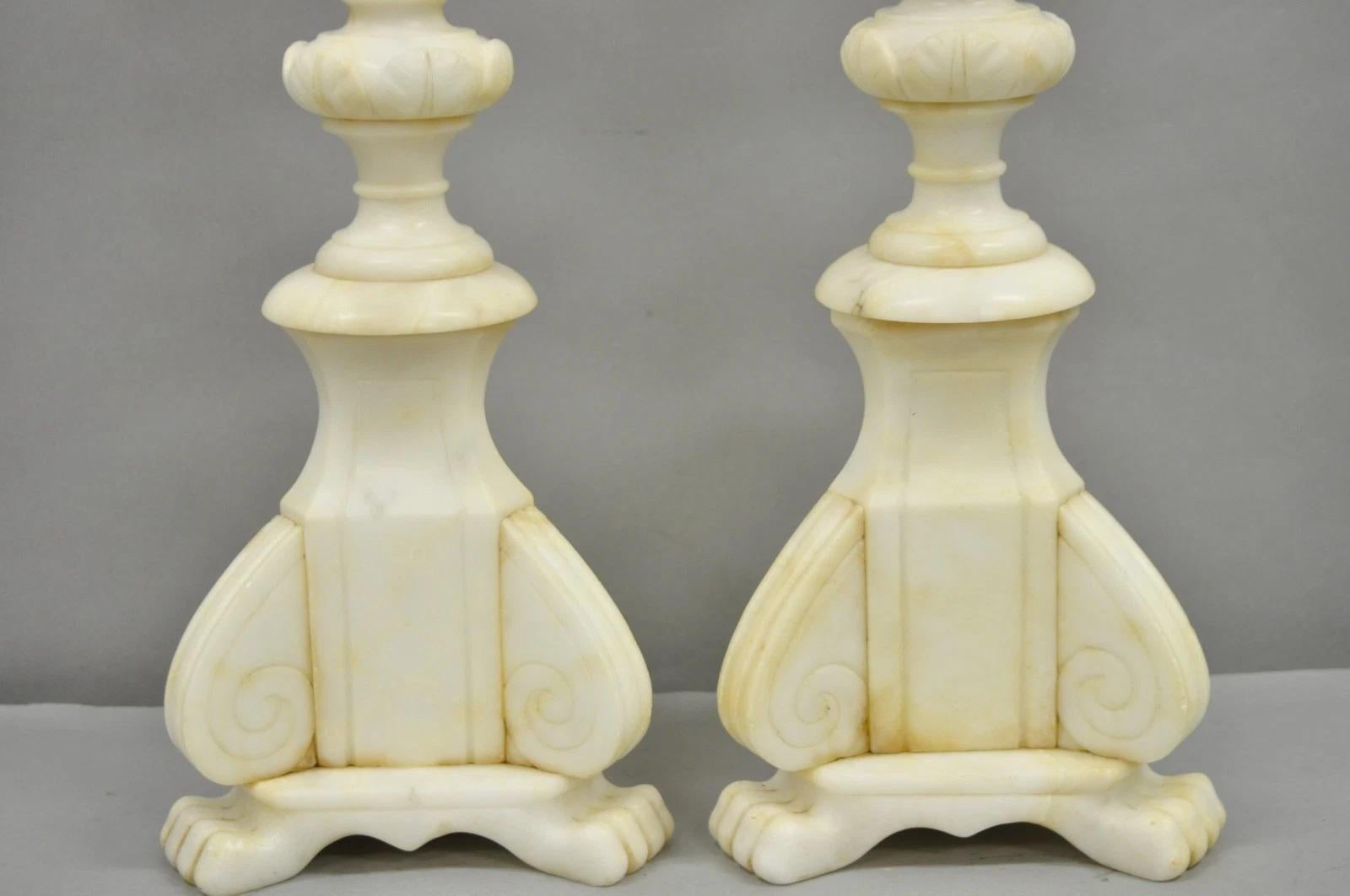 Paire de lampes de table à colonne en marbre d'albâtre sculpté de style néoclassique italien ancien en vente 1
