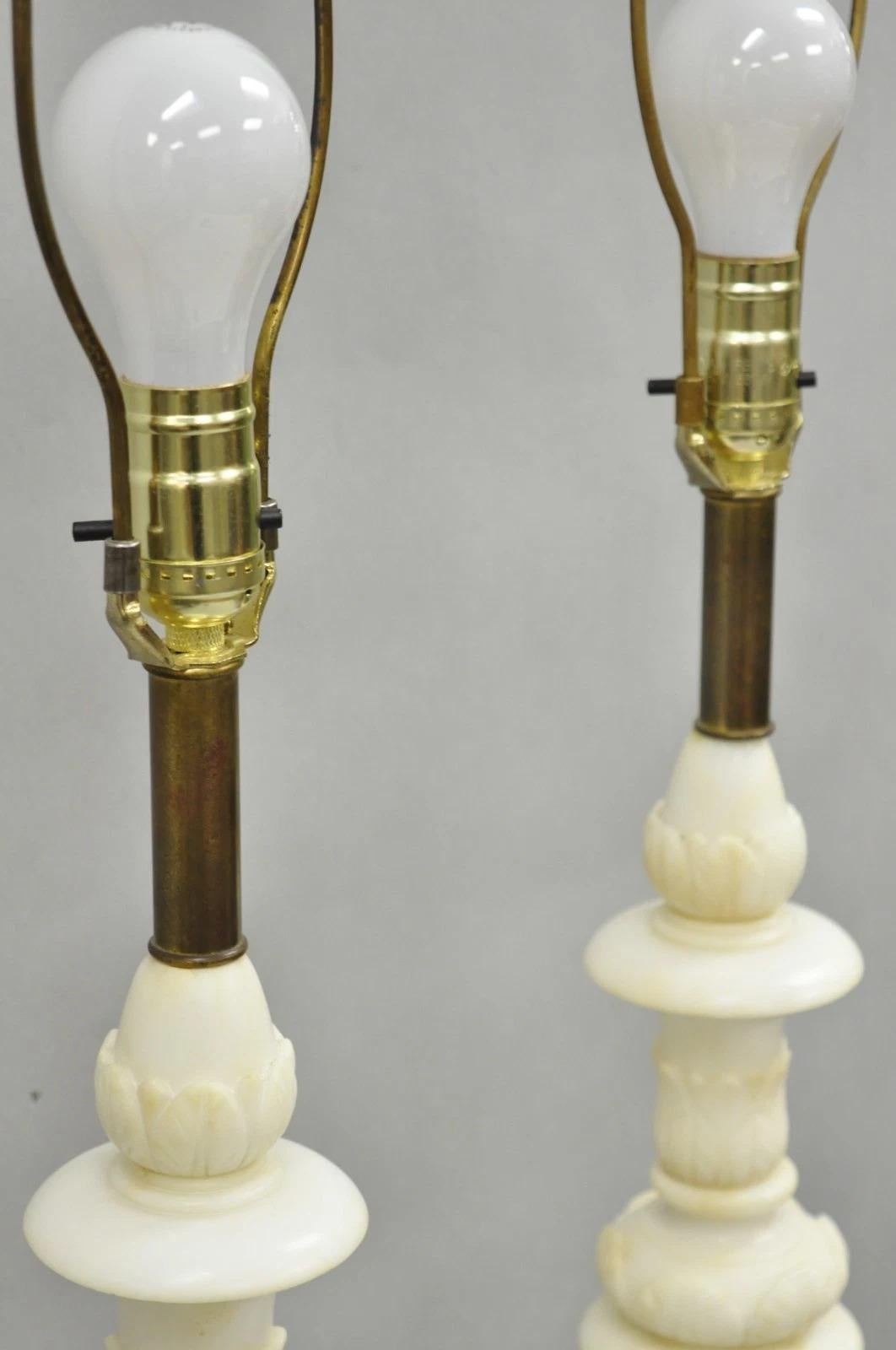 Paire de lampes de table à colonne en marbre d'albâtre sculpté de style néoclassique italien ancien en vente 2
