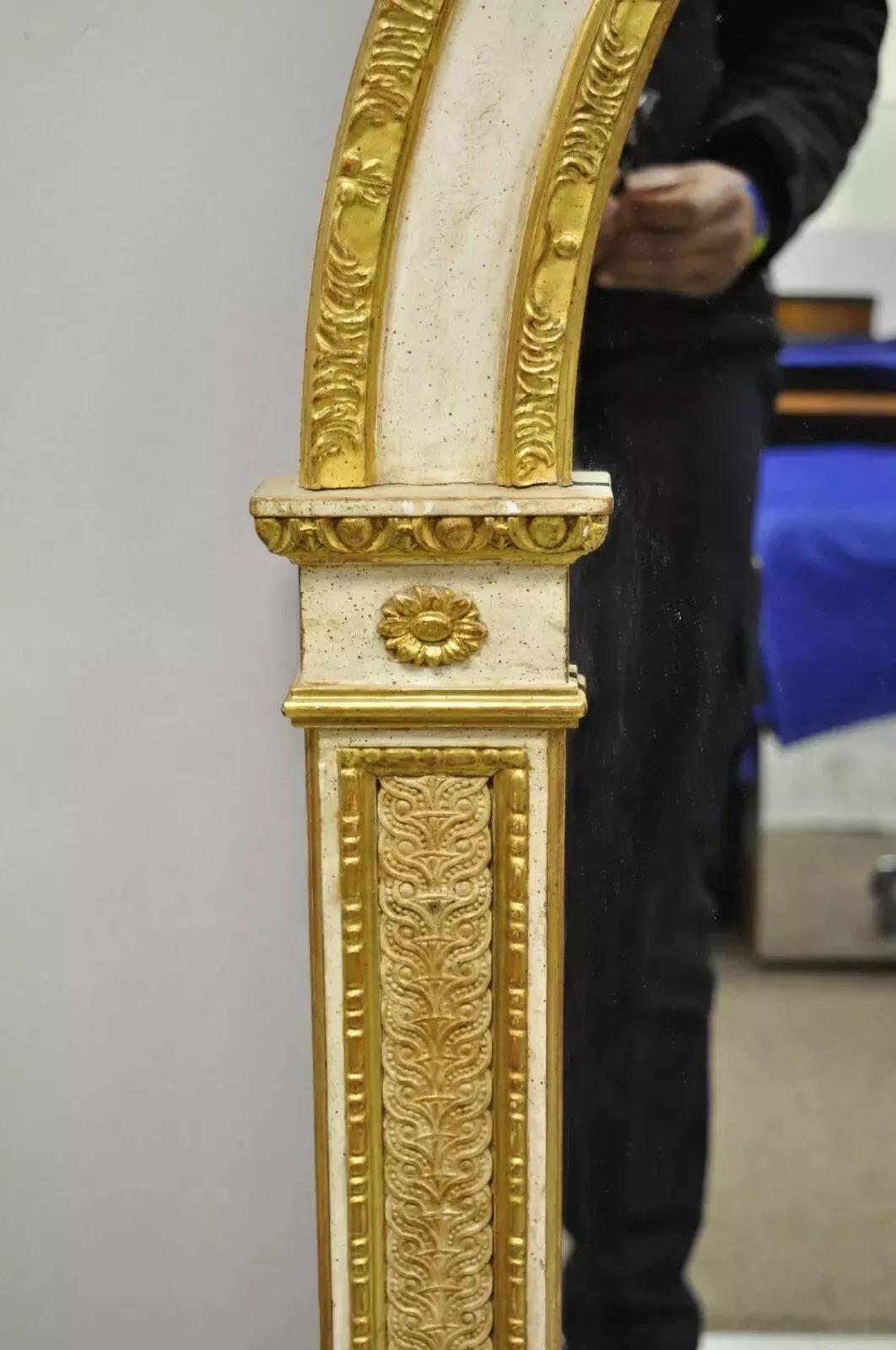 Antike italienische neoklassische geschnitzt Gold Giltwood gewölbt großen Wandspiegel (Neoklassisch) im Angebot