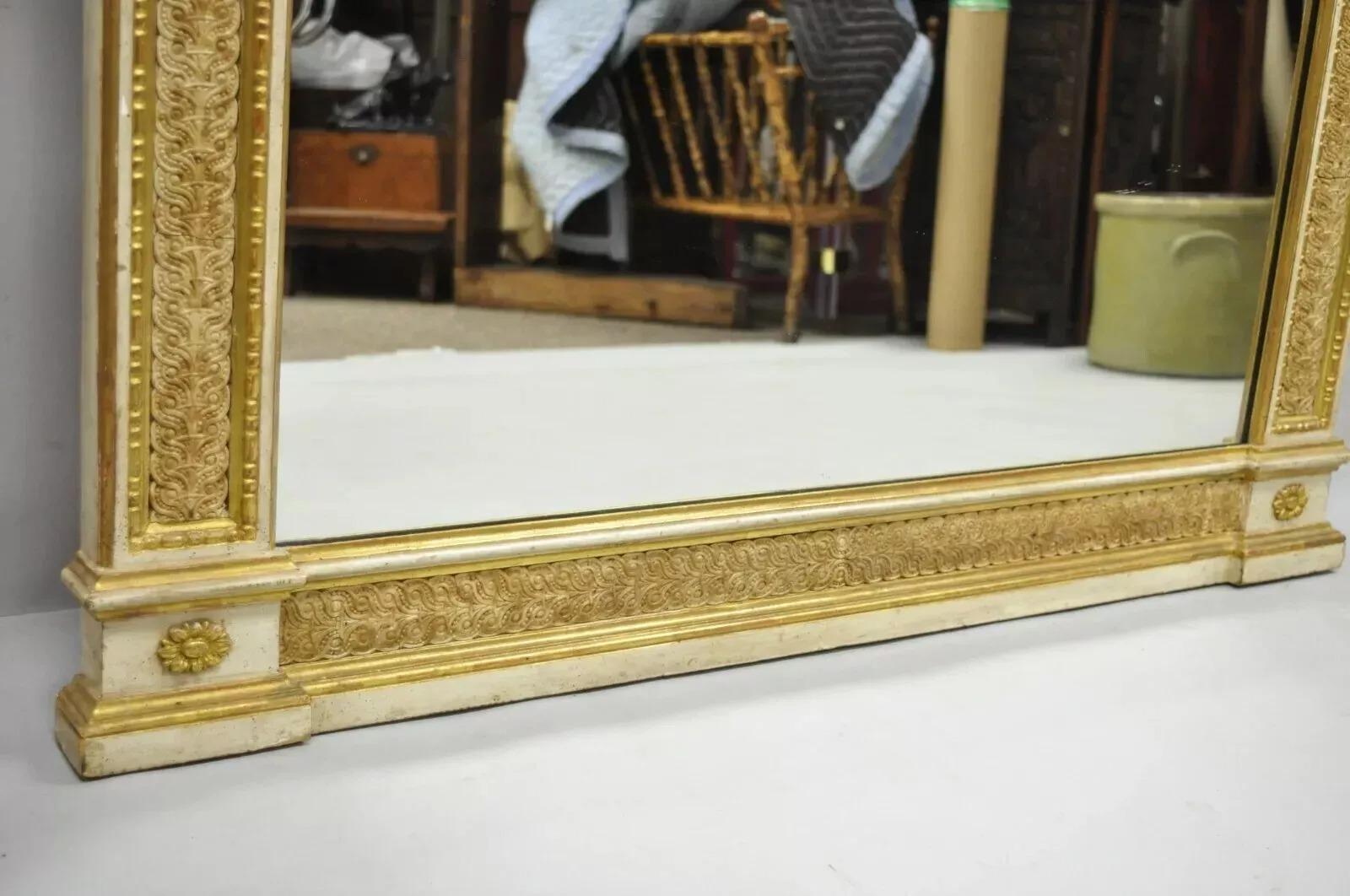 Antike italienische neoklassische geschnitzt Gold Giltwood gewölbt großen Wandspiegel im Zustand „Gut“ im Angebot in Philadelphia, PA