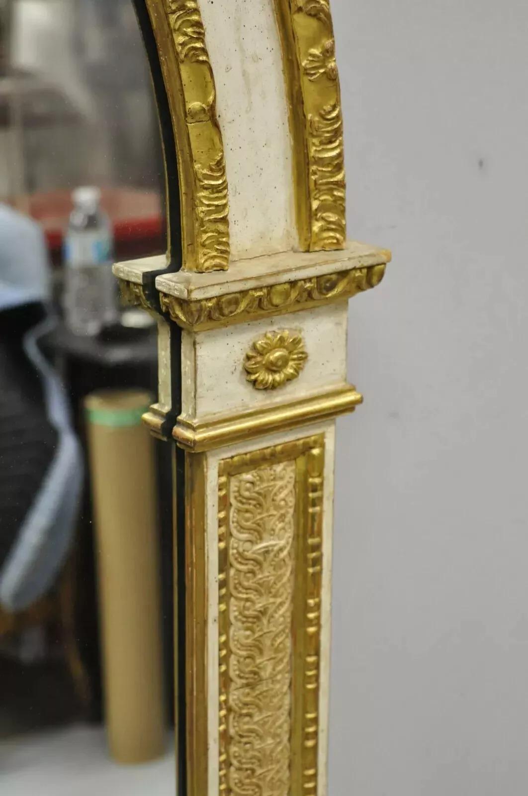 Antike italienische neoklassische geschnitzt Gold Giltwood gewölbt großen Wandspiegel (20. Jahrhundert) im Angebot