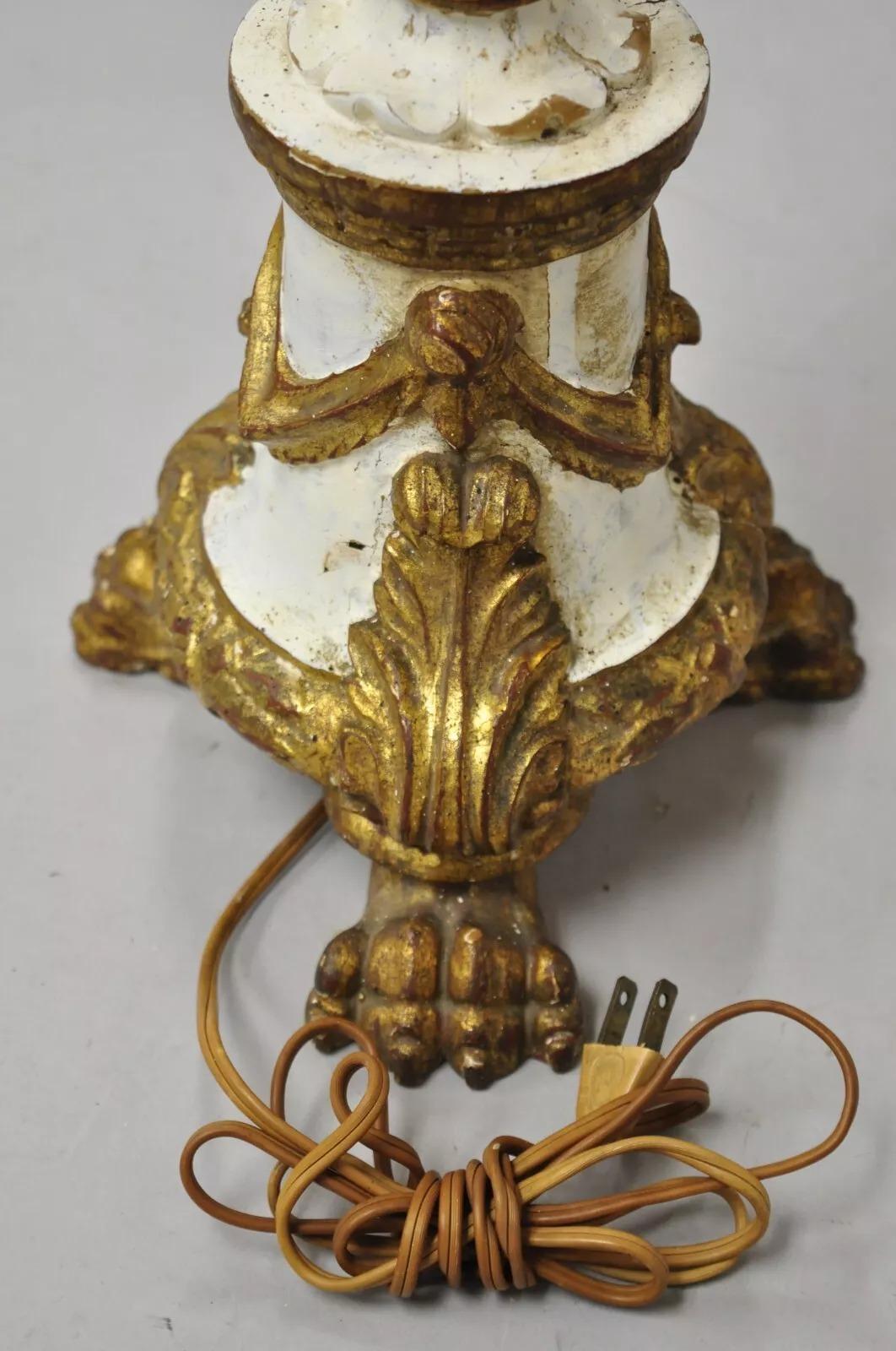 Ancienne lampe de bureau italienne néoclassique sculptée en bois blanc et doré en vente 4