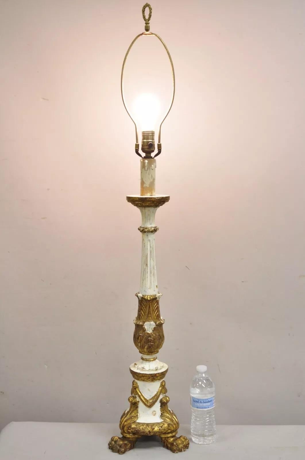 Ancienne lampe de table néoclassique italienne en bois doré sculpté et chandelier blanc avec pieds en forme de pattes et finition vieillie. Circa Early 20th Century. Dimensions : 44