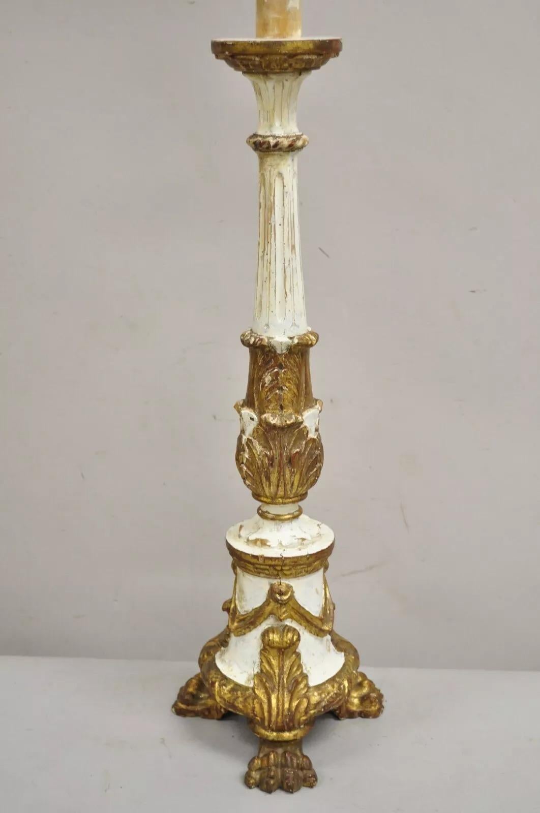 Néoclassique Ancienne lampe de bureau italienne néoclassique sculptée en bois blanc et doré en vente