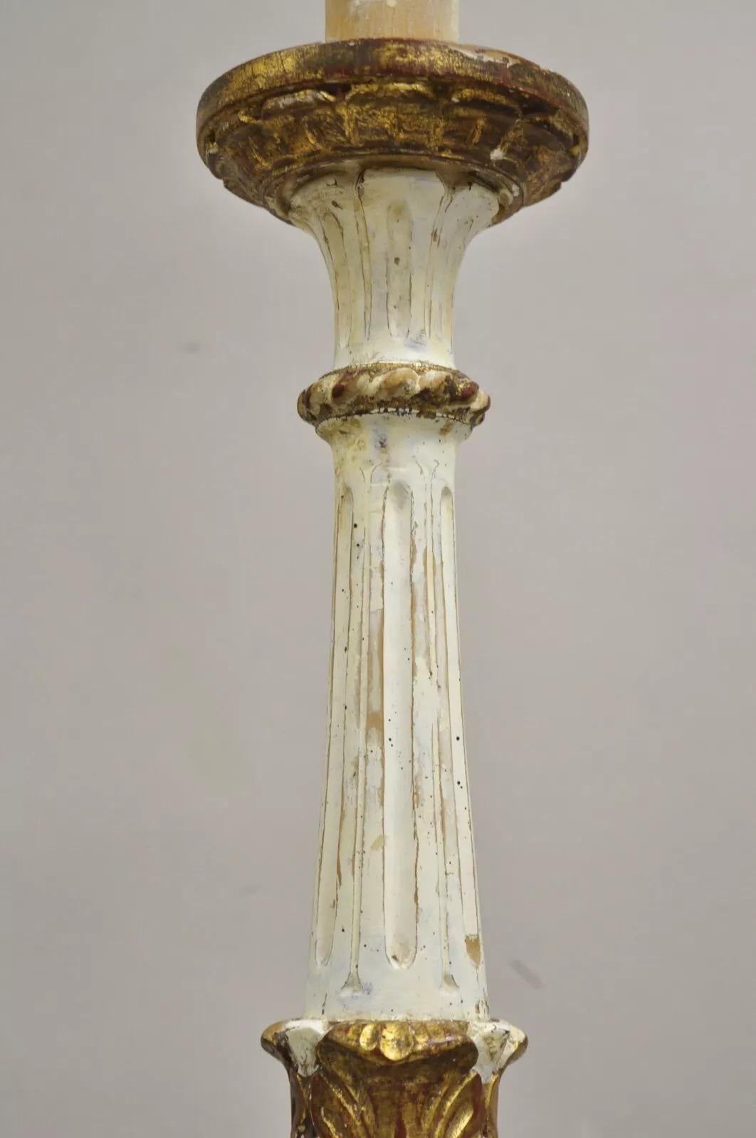 Inconnu Ancienne lampe de bureau italienne néoclassique sculptée en bois blanc et doré en vente