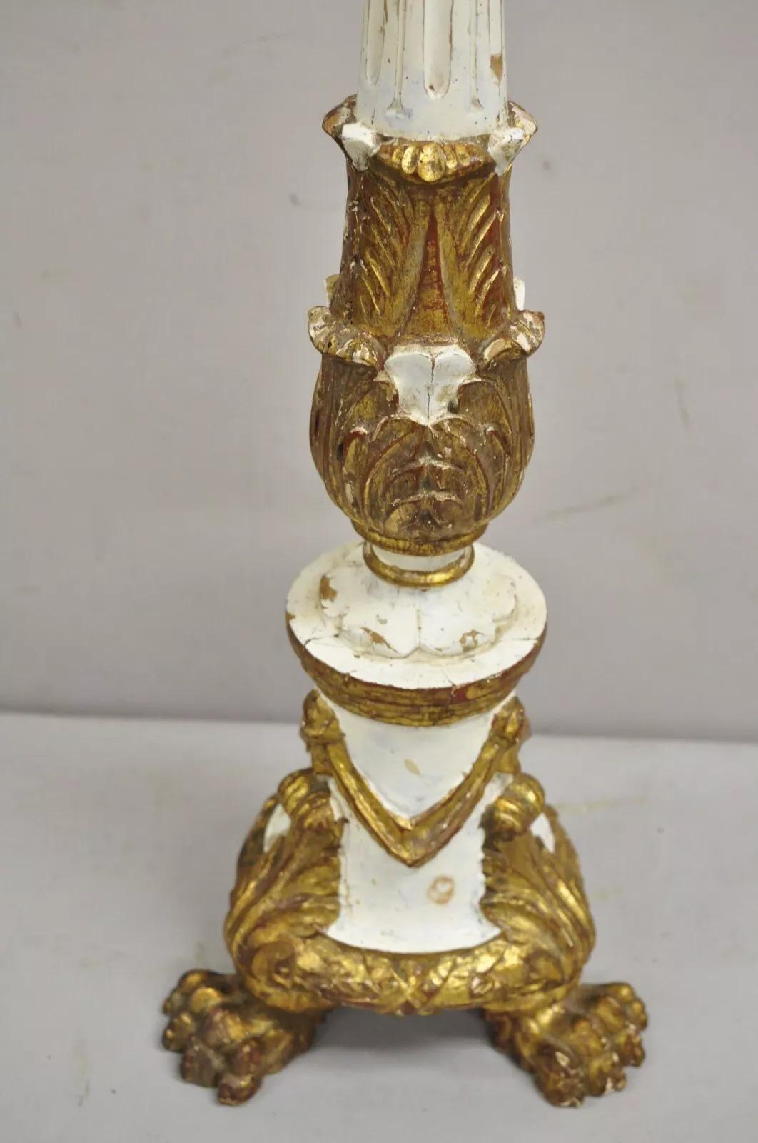Ancienne lampe de bureau italienne néoclassique sculptée en bois blanc et doré Bon état - En vente à Philadelphia, PA