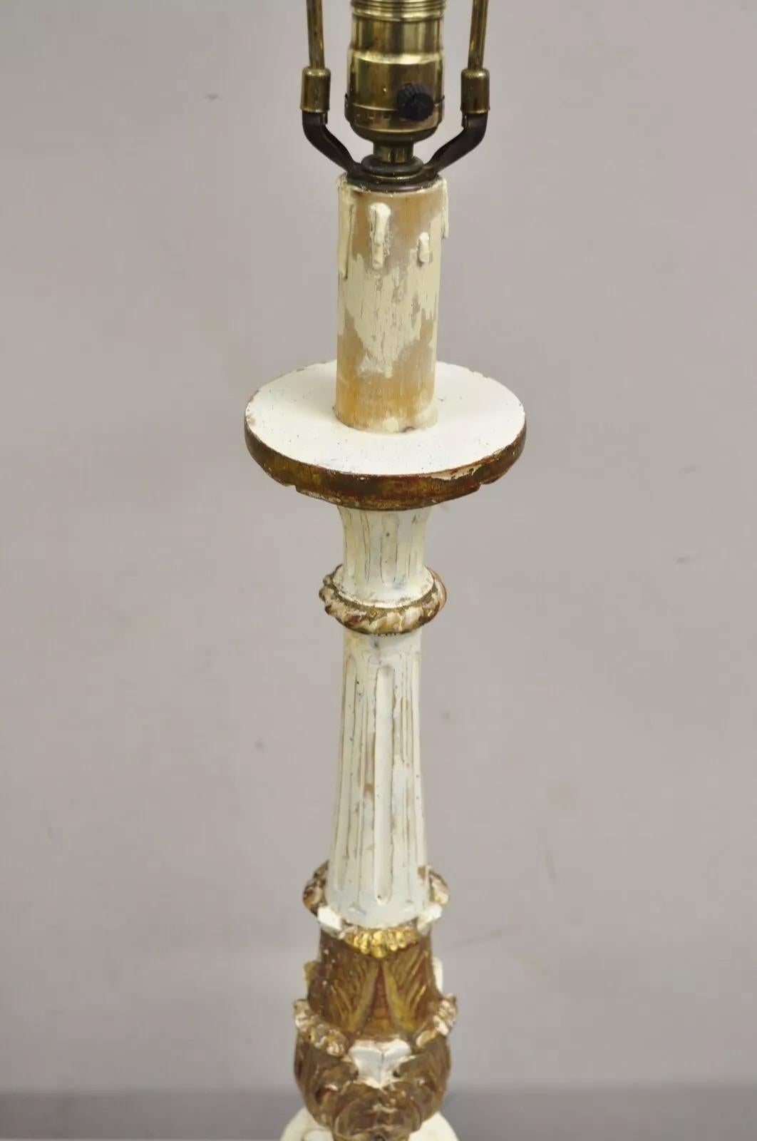 20ième siècle Ancienne lampe de bureau italienne néoclassique sculptée en bois blanc et doré en vente