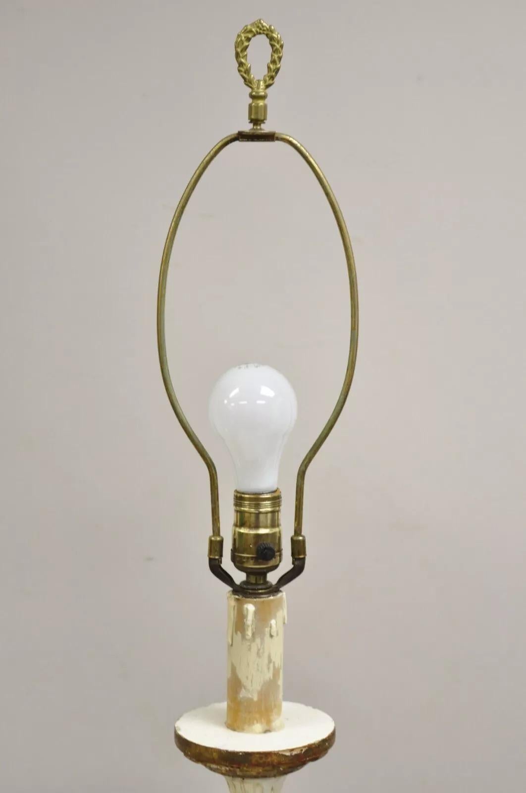 Bois Ancienne lampe de bureau italienne néoclassique sculptée en bois blanc et doré en vente