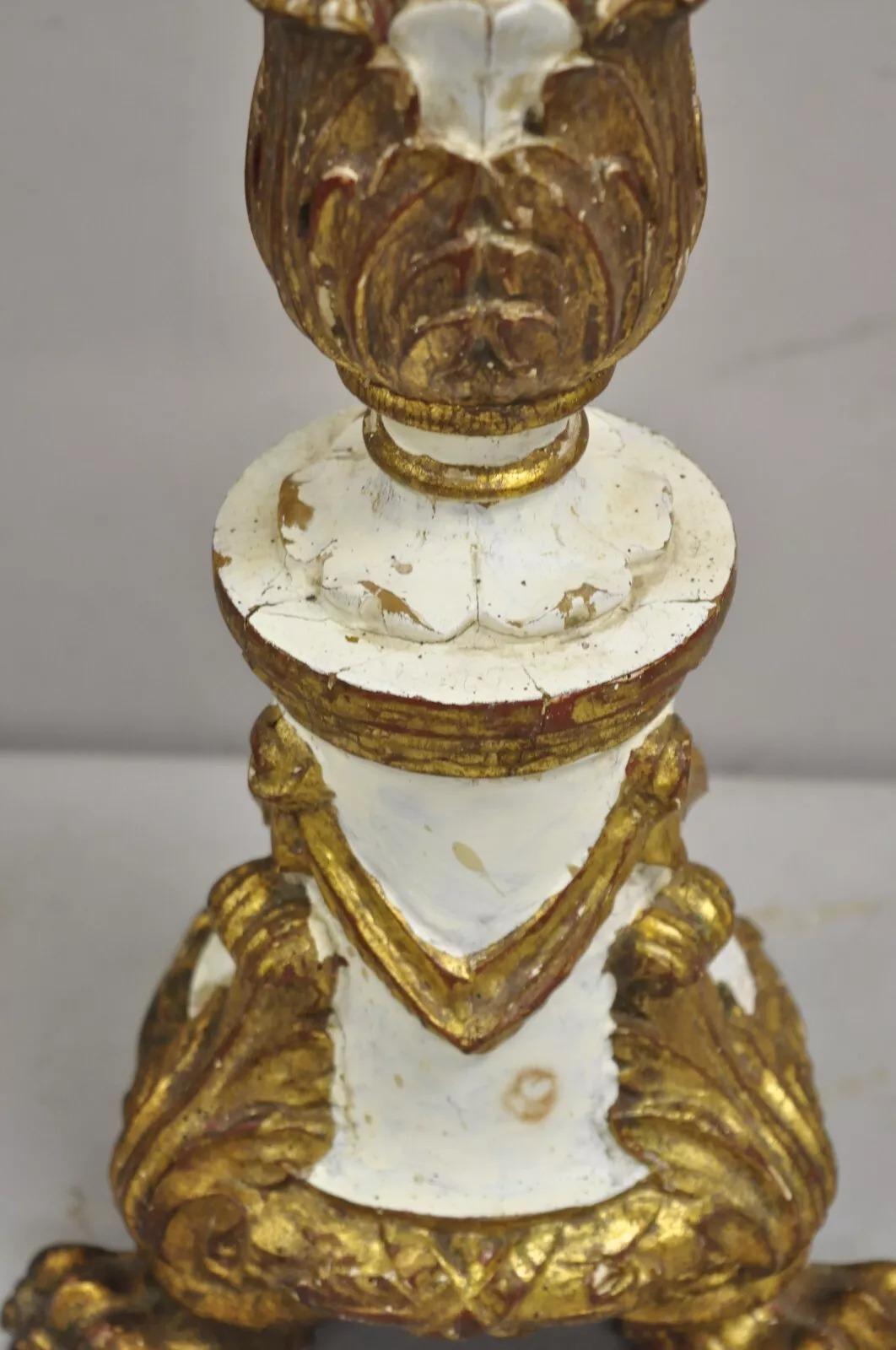 Ancienne lampe de bureau italienne néoclassique sculptée en bois blanc et doré en vente 1
