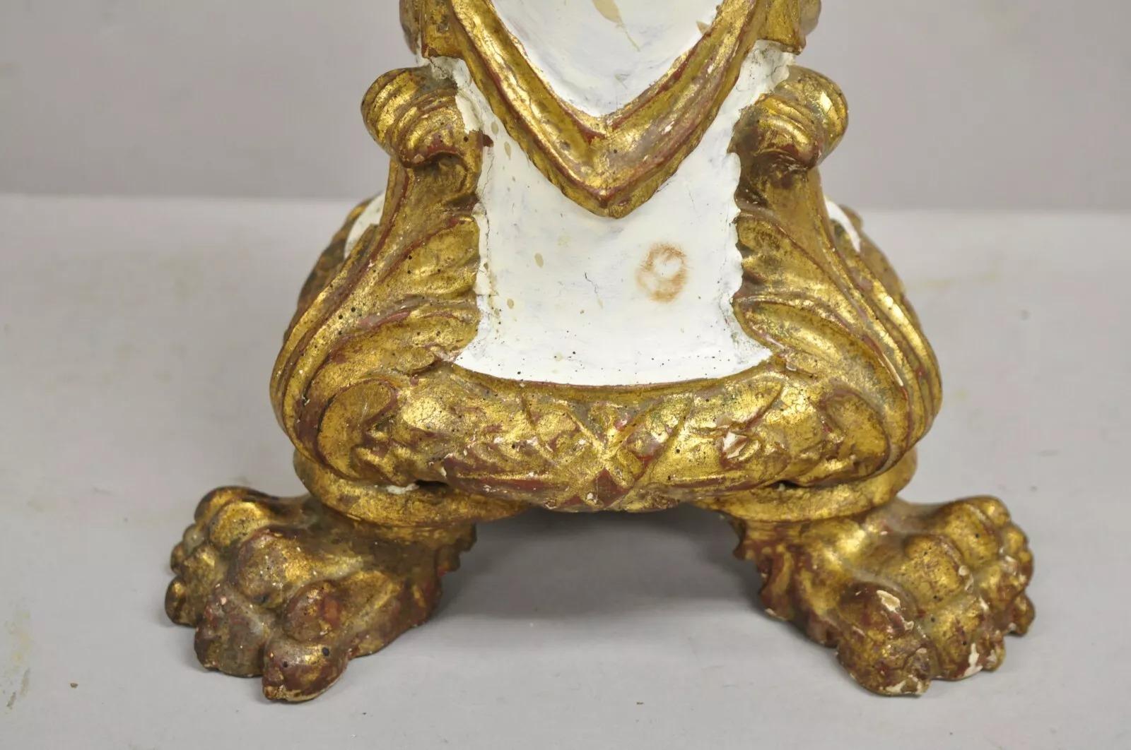 Ancienne lampe de bureau italienne néoclassique sculptée en bois blanc et doré en vente 2