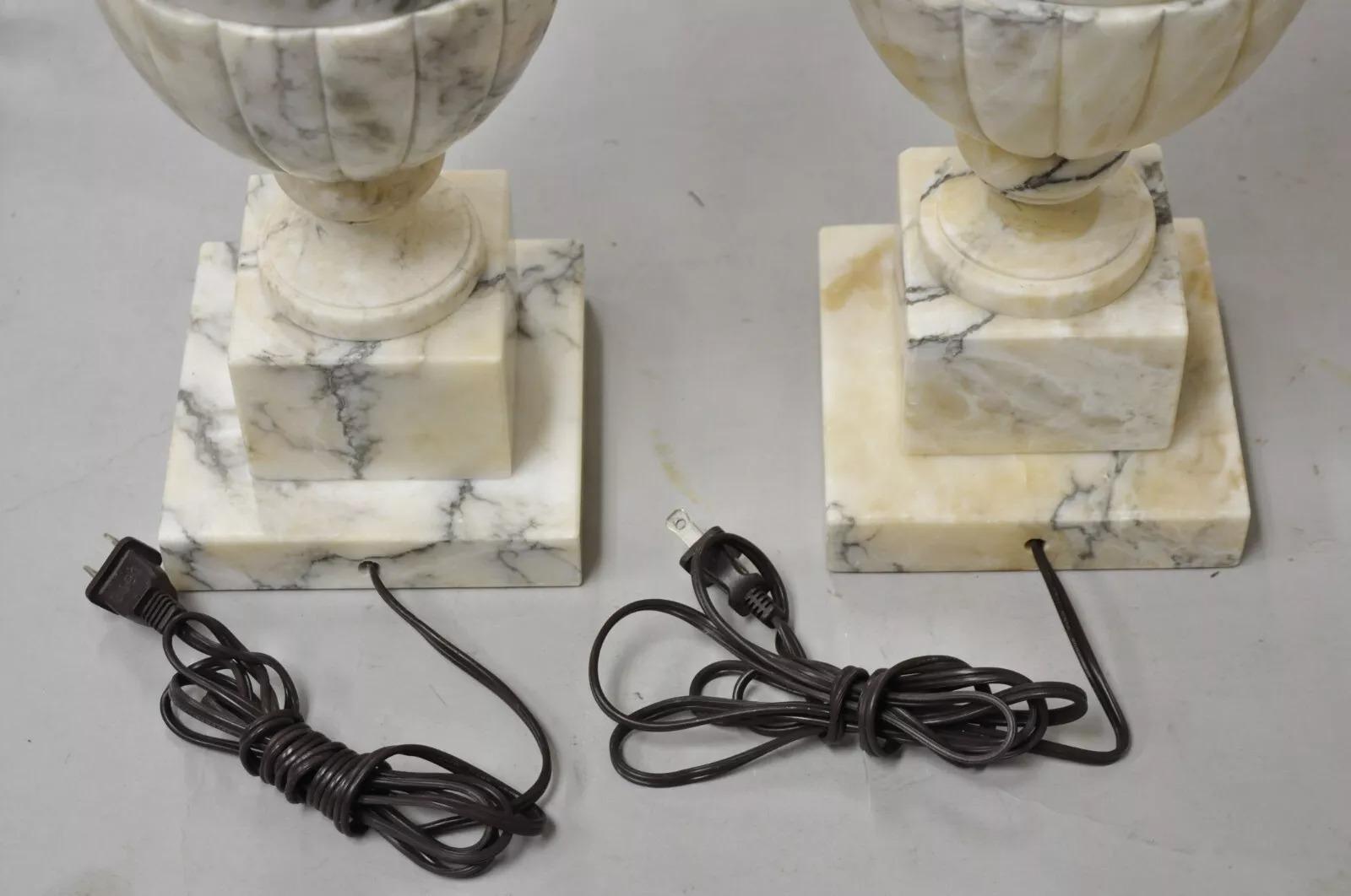 Paire de lampes de bureau italiennes néoclassiques anciennes en forme d'urne en marbre blanc sculpté en vente 3
