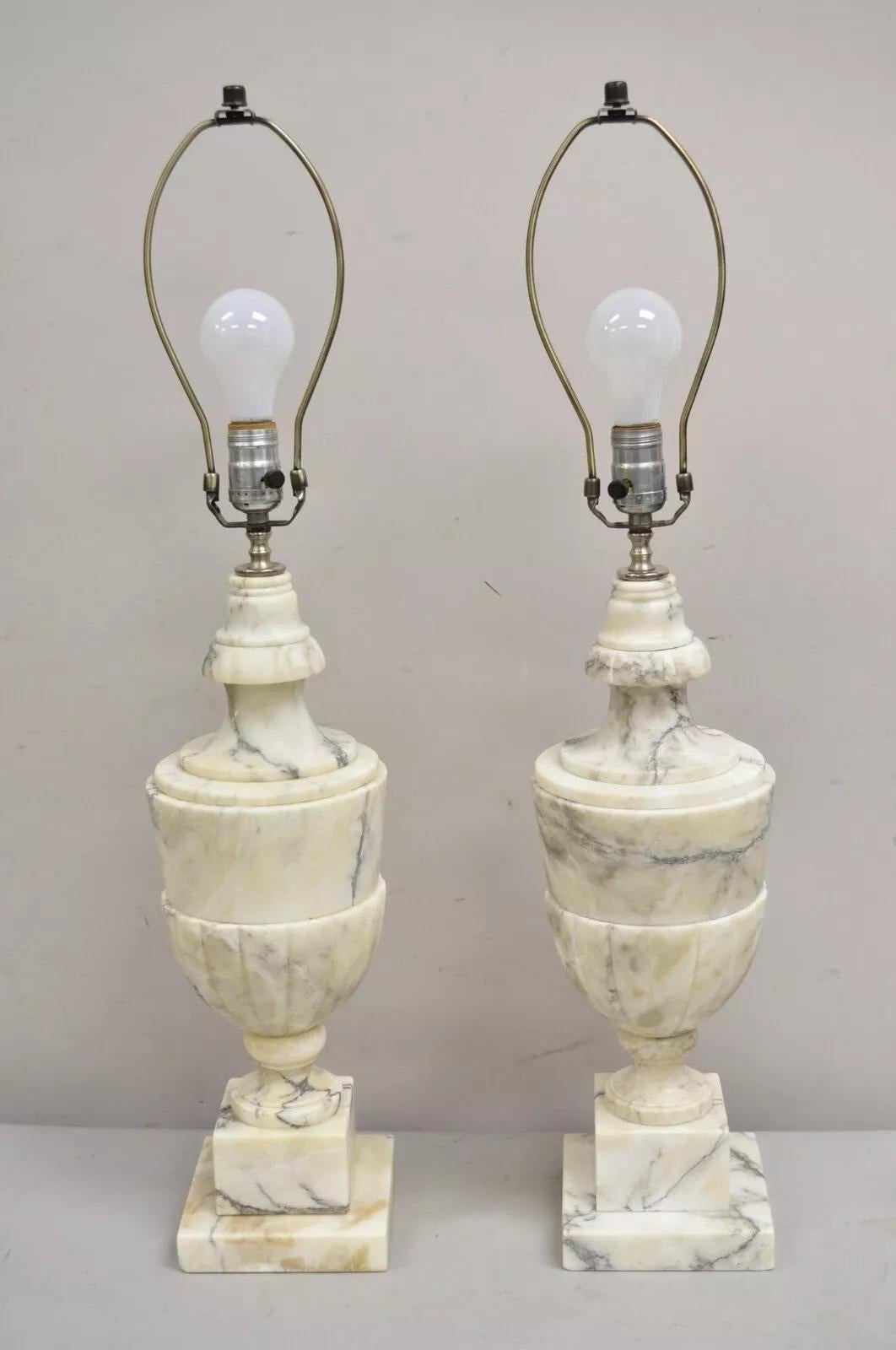 Paire de lampes de bureau italiennes néoclassiques anciennes en forme d'urne en marbre blanc sculpté en vente 4