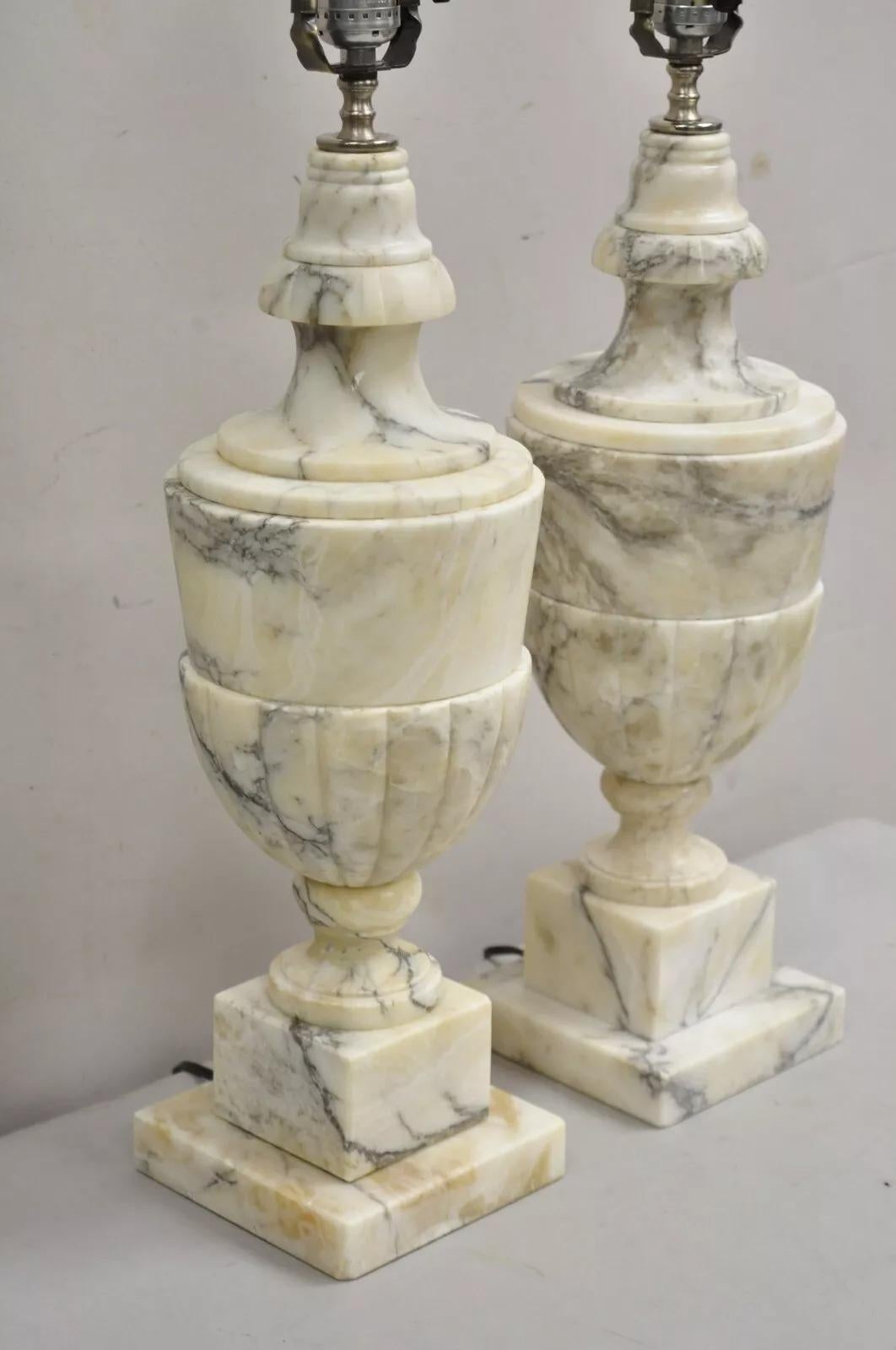 Néoclassique Paire de lampes de bureau italiennes néoclassiques anciennes en forme d'urne en marbre blanc sculpté en vente
