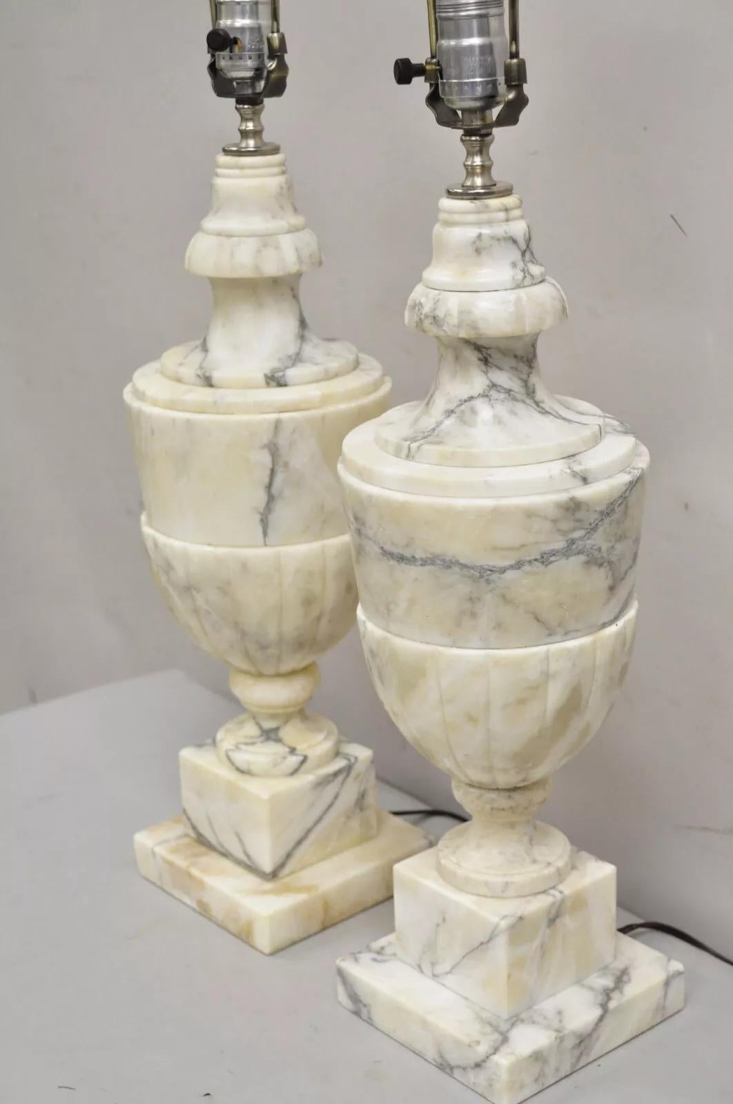 Inconnu Paire de lampes de bureau italiennes néoclassiques anciennes en forme d'urne en marbre blanc sculpté en vente