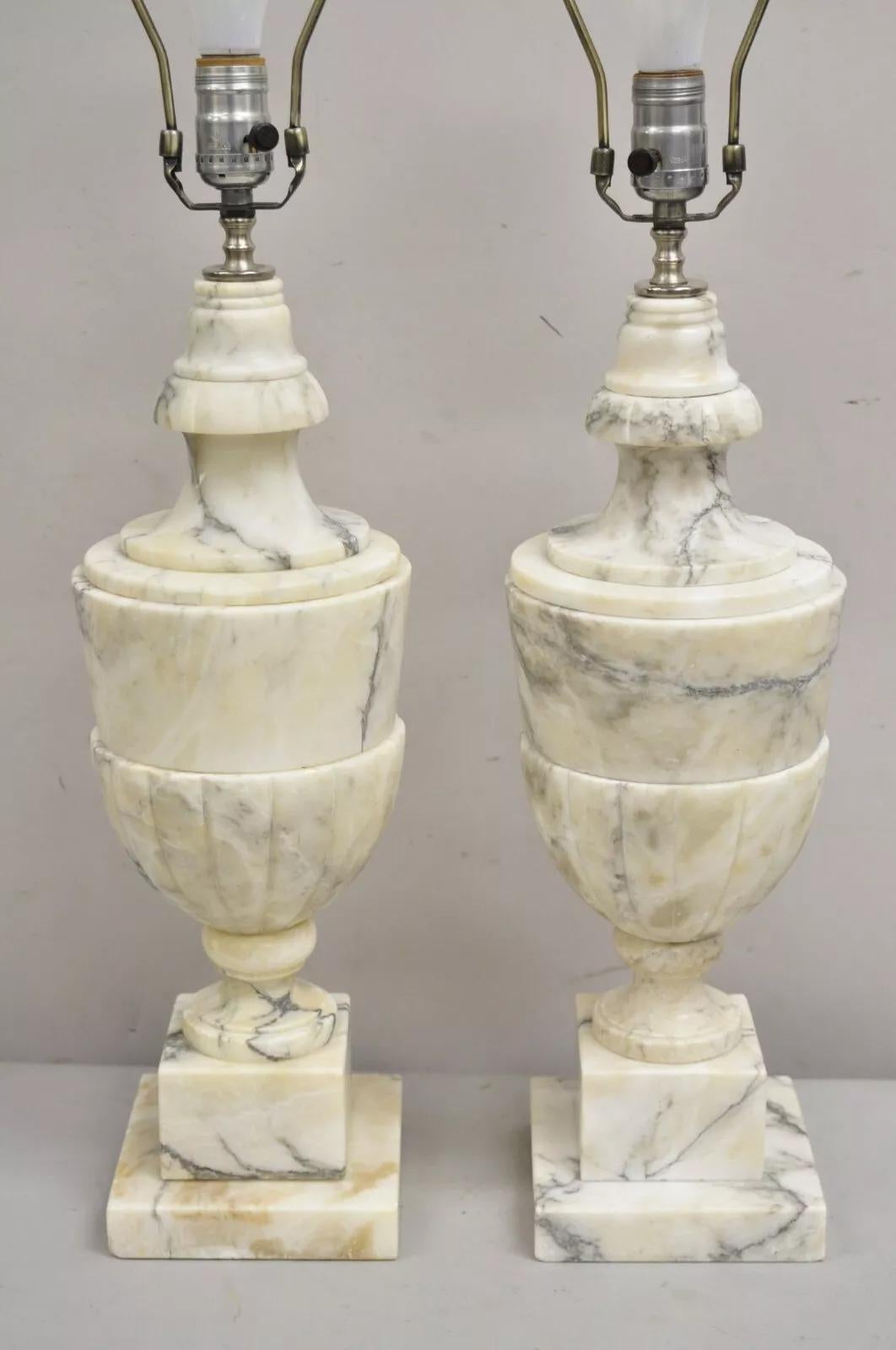 Paire de lampes de bureau italiennes néoclassiques anciennes en forme d'urne en marbre blanc sculpté Bon état - En vente à Philadelphia, PA