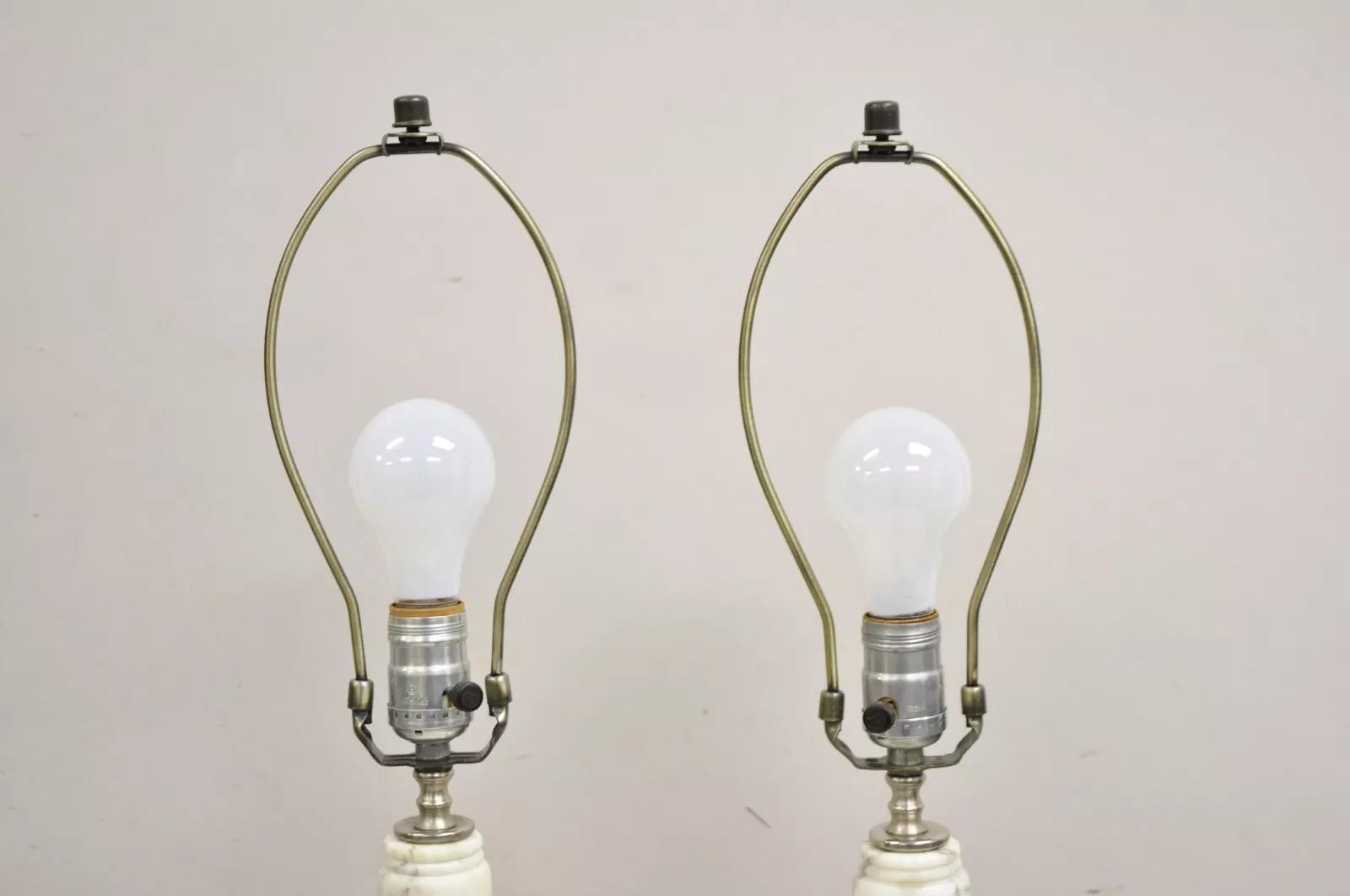 20ième siècle Paire de lampes de bureau italiennes néoclassiques anciennes en forme d'urne en marbre blanc sculpté en vente