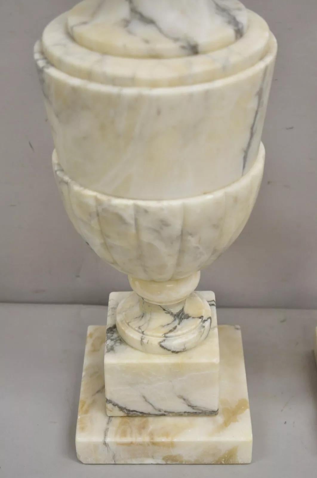 Marbre Paire de lampes de bureau italiennes néoclassiques anciennes en forme d'urne en marbre blanc sculpté en vente